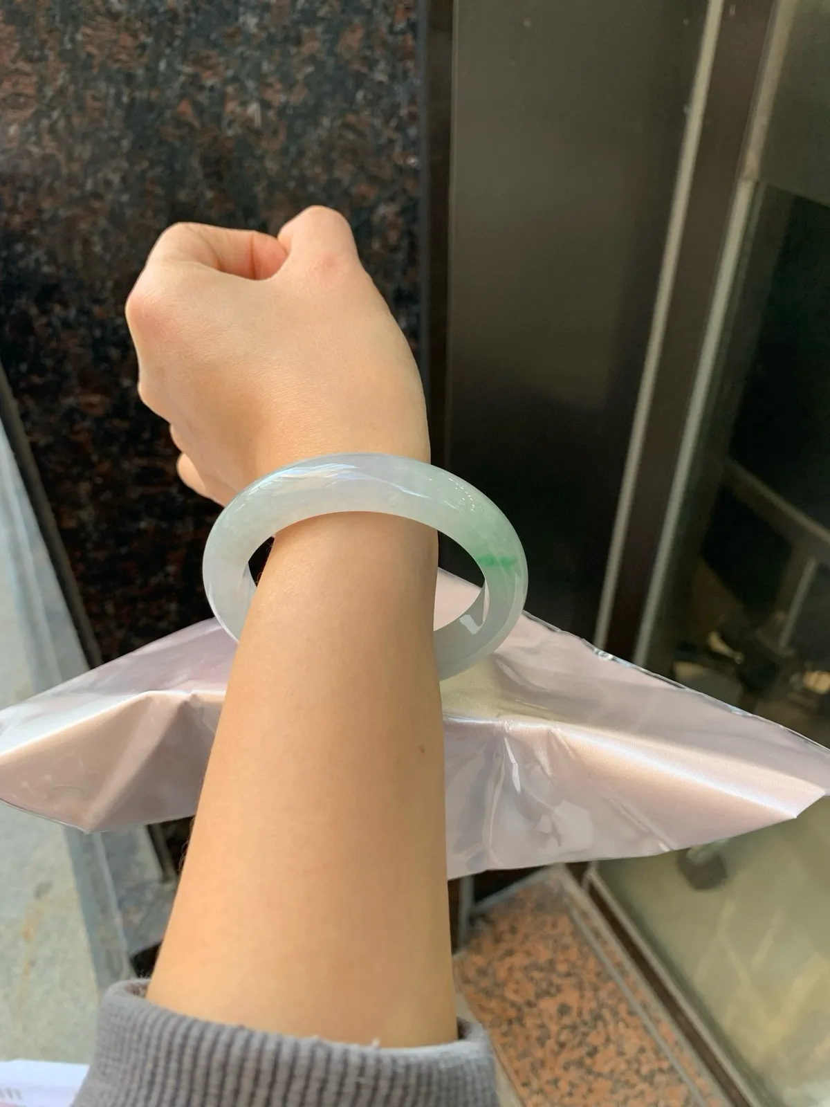 冰飘绿正圈
54.7-12.3-9.2
完美，玉质冰润细腻，清爽的底子飘一朵甜阳绿花，鲜活而灵动，犹如新冒的嫩芽，艳丽惹人