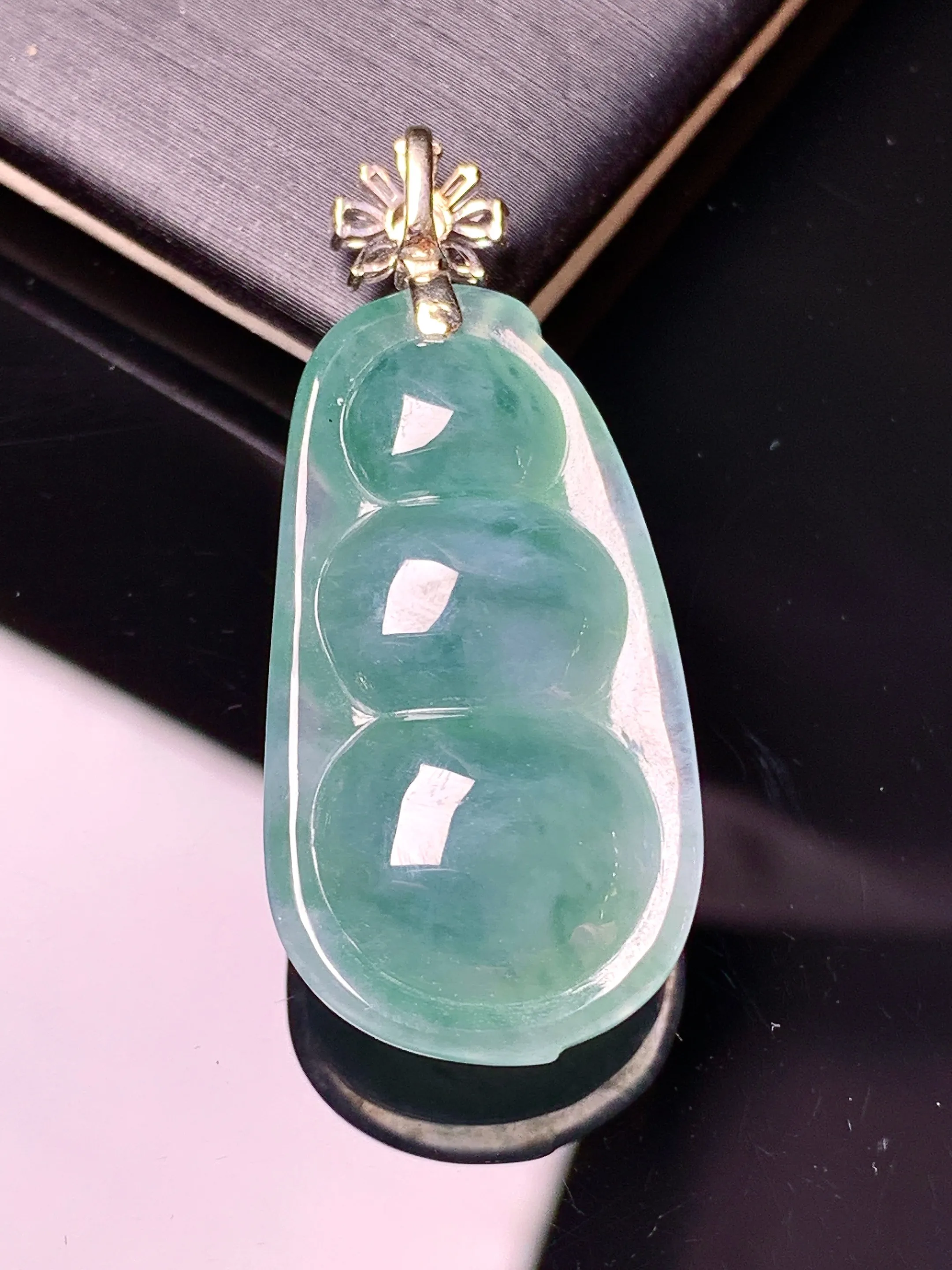 18k金钻镶嵌晴绿四季豆吊坠 玉质细腻 色泽艳丽清新 整体尺寸38.3*16.3*9.6