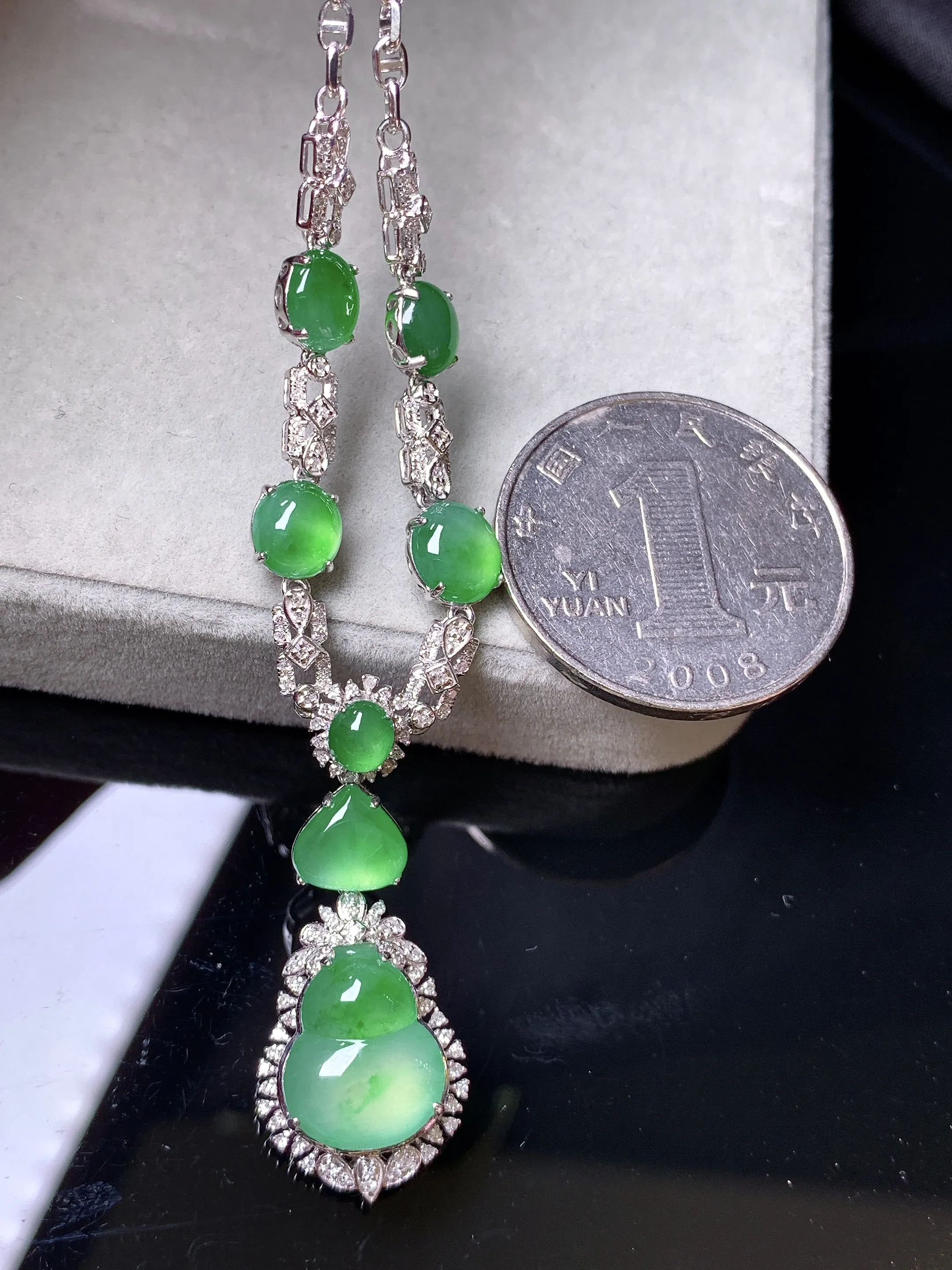 18k金钻镶嵌翠绿葫芦组合蛋面锁骨项链 玉质细腻 色泽艳丽清新 整体尺寸71*13.8*7.3