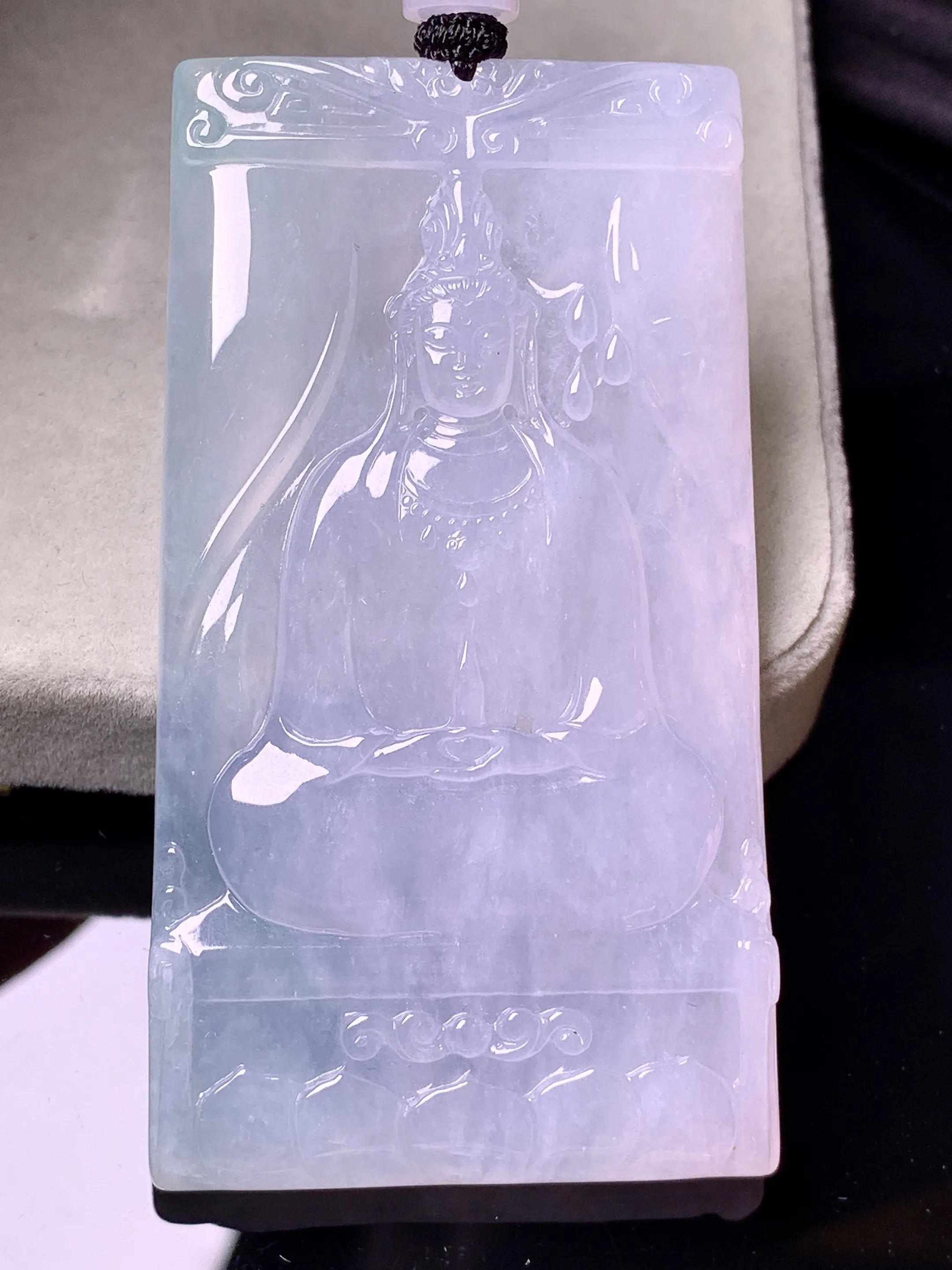 冰种飘绿观音吊坠 玉质细腻 色泽艳丽清新 整体尺寸69.5*38.8*6.5