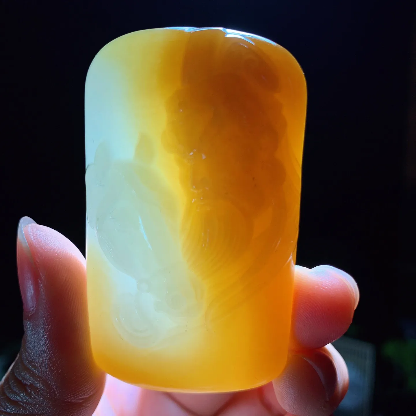 新疆和田玉且末糖武财神关公牌子挂件 尺寸63/35/13重61克 玉质细腻油润 底色纯净 脂粉好，品质好。lt260114