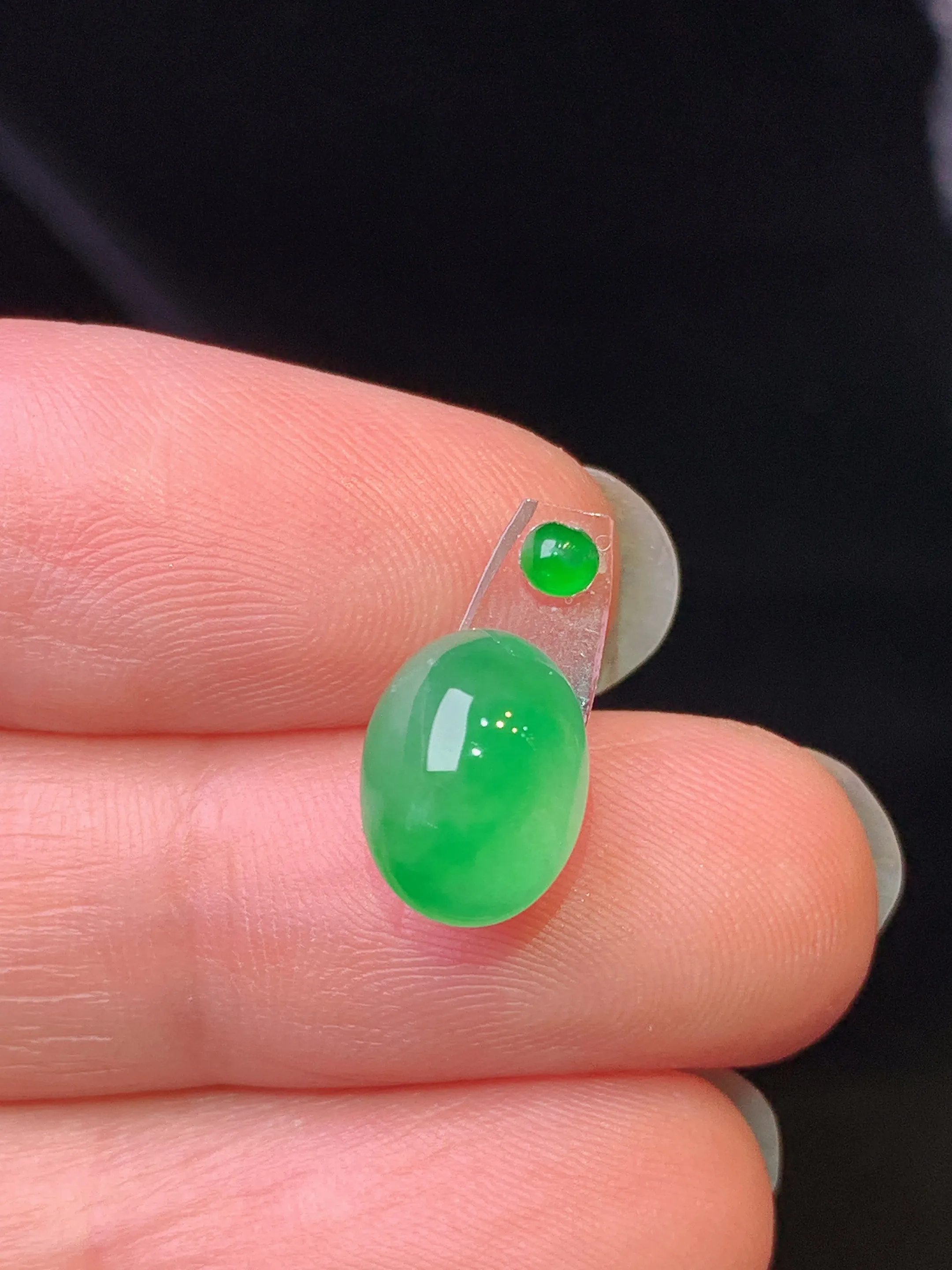 镶嵌款 翠绿蛋面吊坠 玉质细腻 色泽艳丽清新 整体尺寸10*7.6*5.5