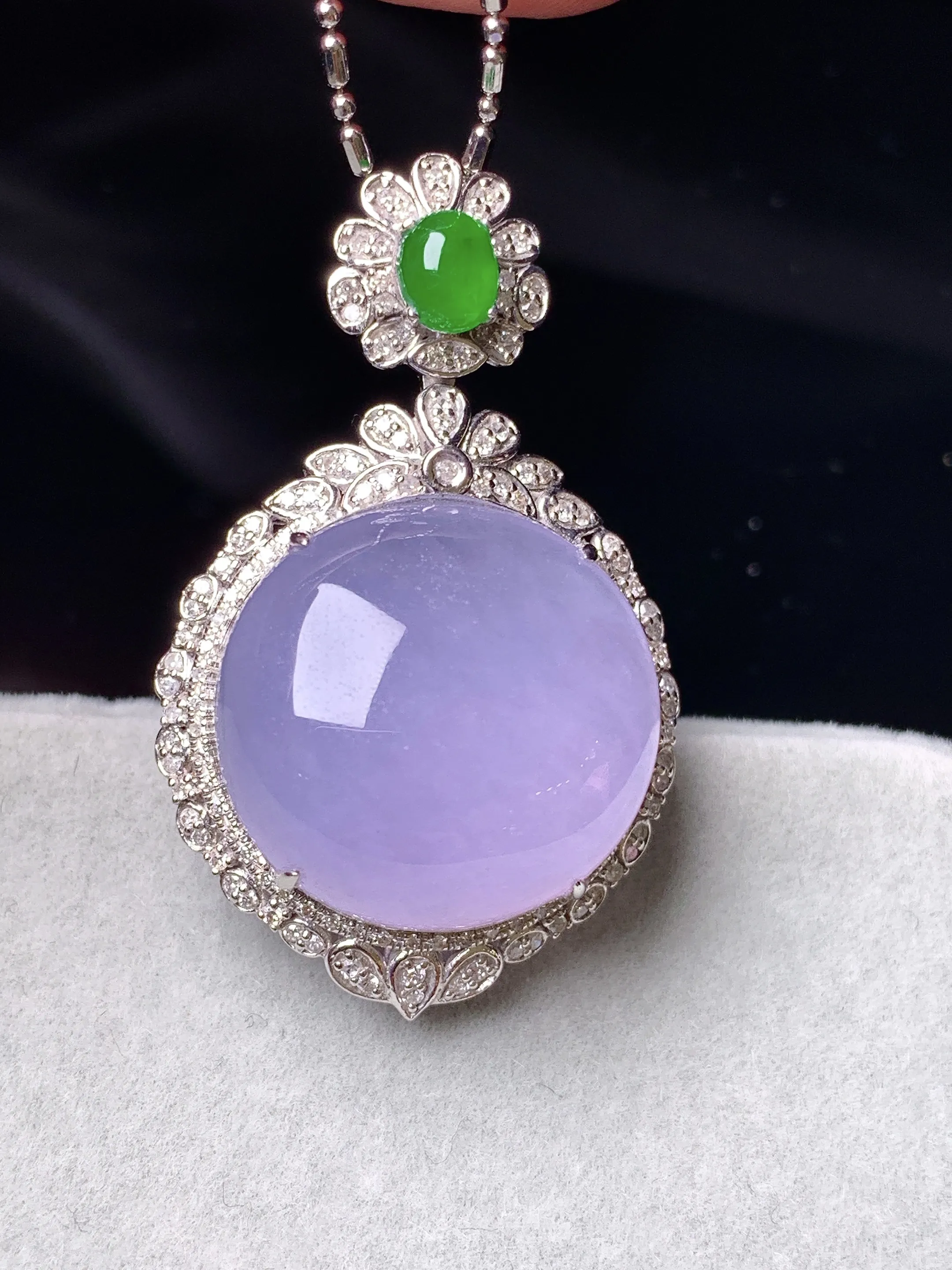 18k金钻镶嵌紫罗兰蛋面吊坠 玉质细腻 色泽艳丽清新 整体尺寸36.5*22*11.6