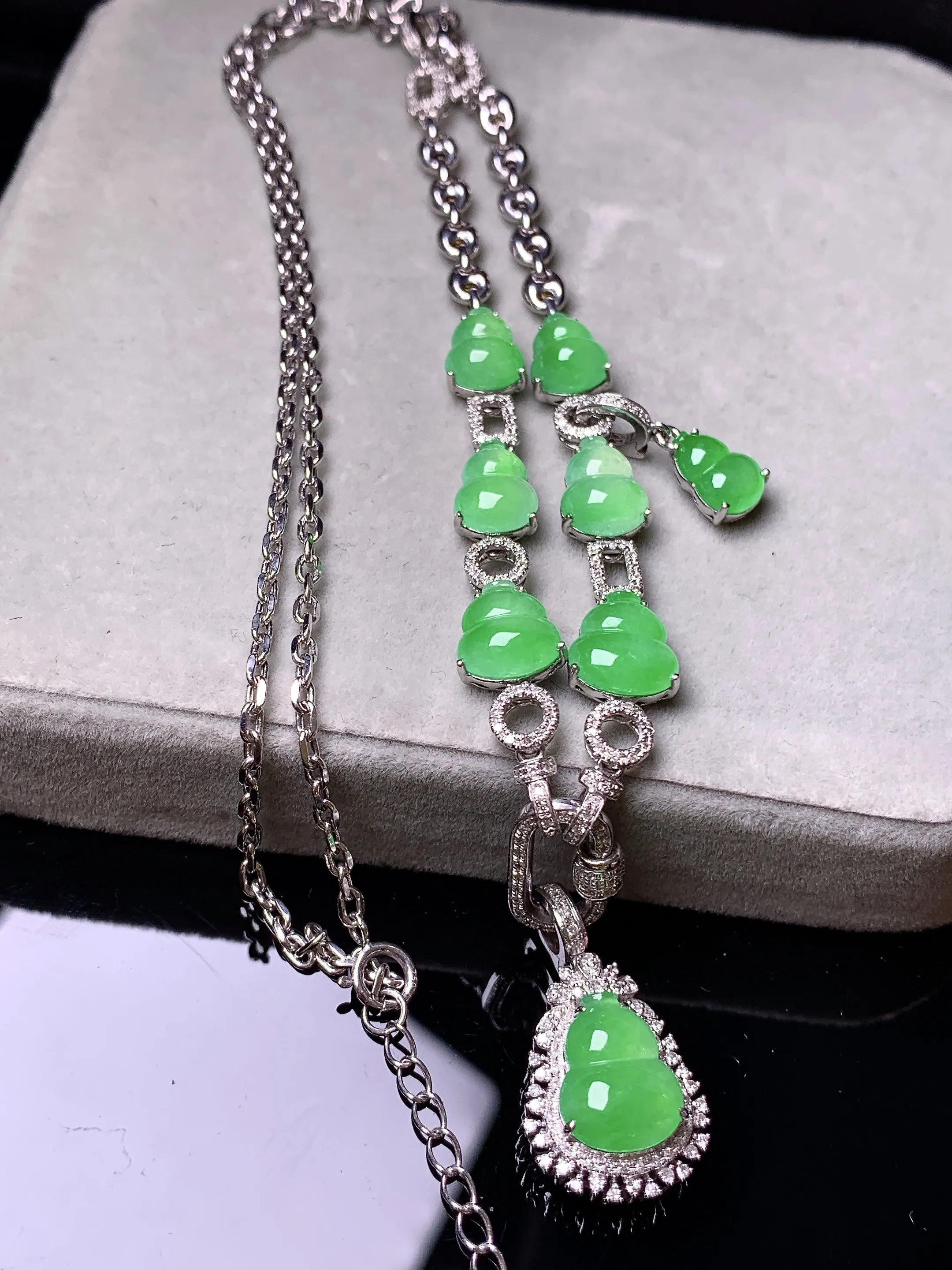 18k金钻镶嵌满绿可分拆多用葫芦项链吊坠 玉质细腻 色泽艳丽清新 整体尺寸82*12.5*7.6