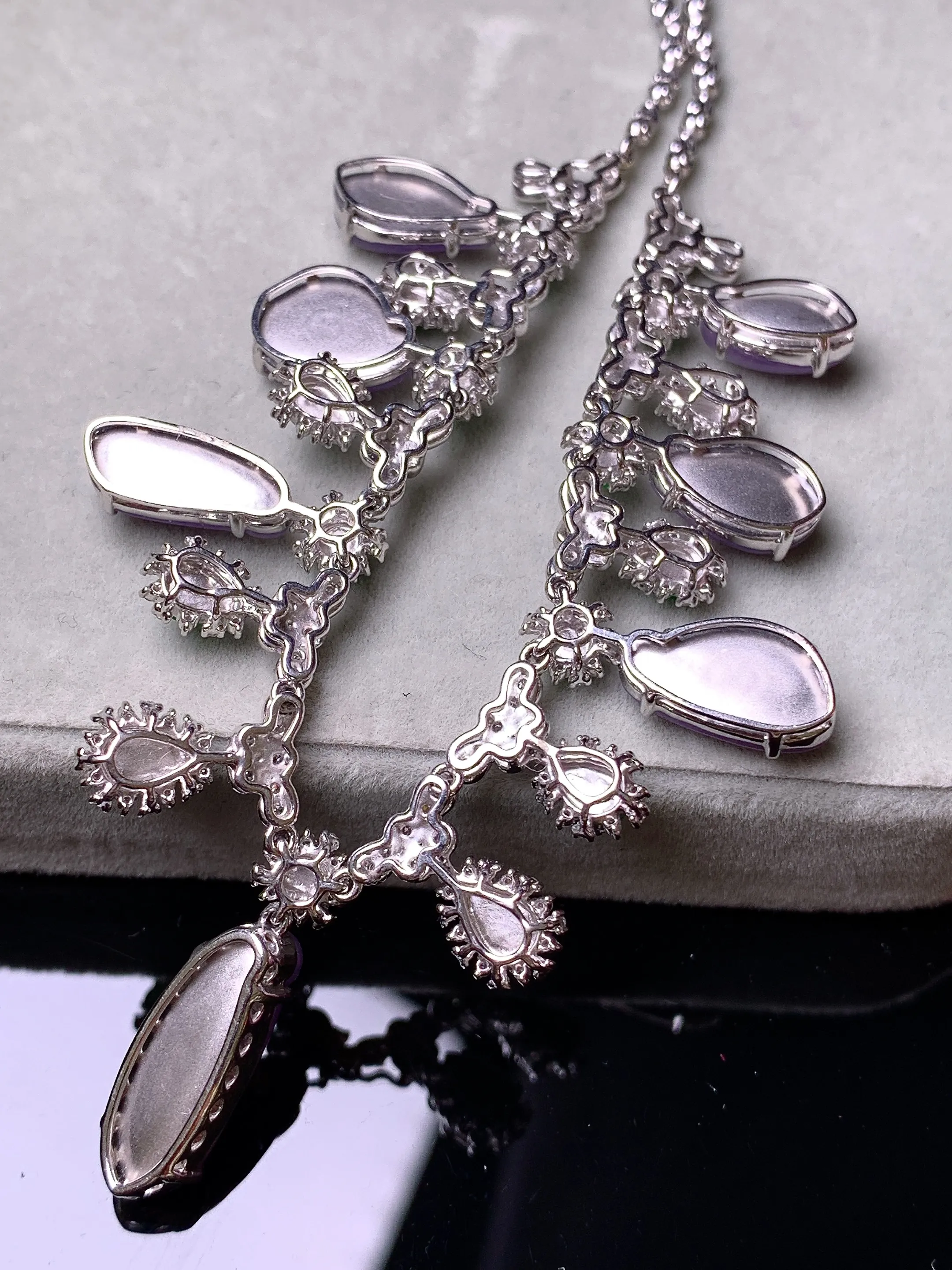 18k金钻镶嵌紫罗兰福瓜组合锁骨项链 玉质细腻 色泽艳丽清新 整体尺寸75*34*6.3