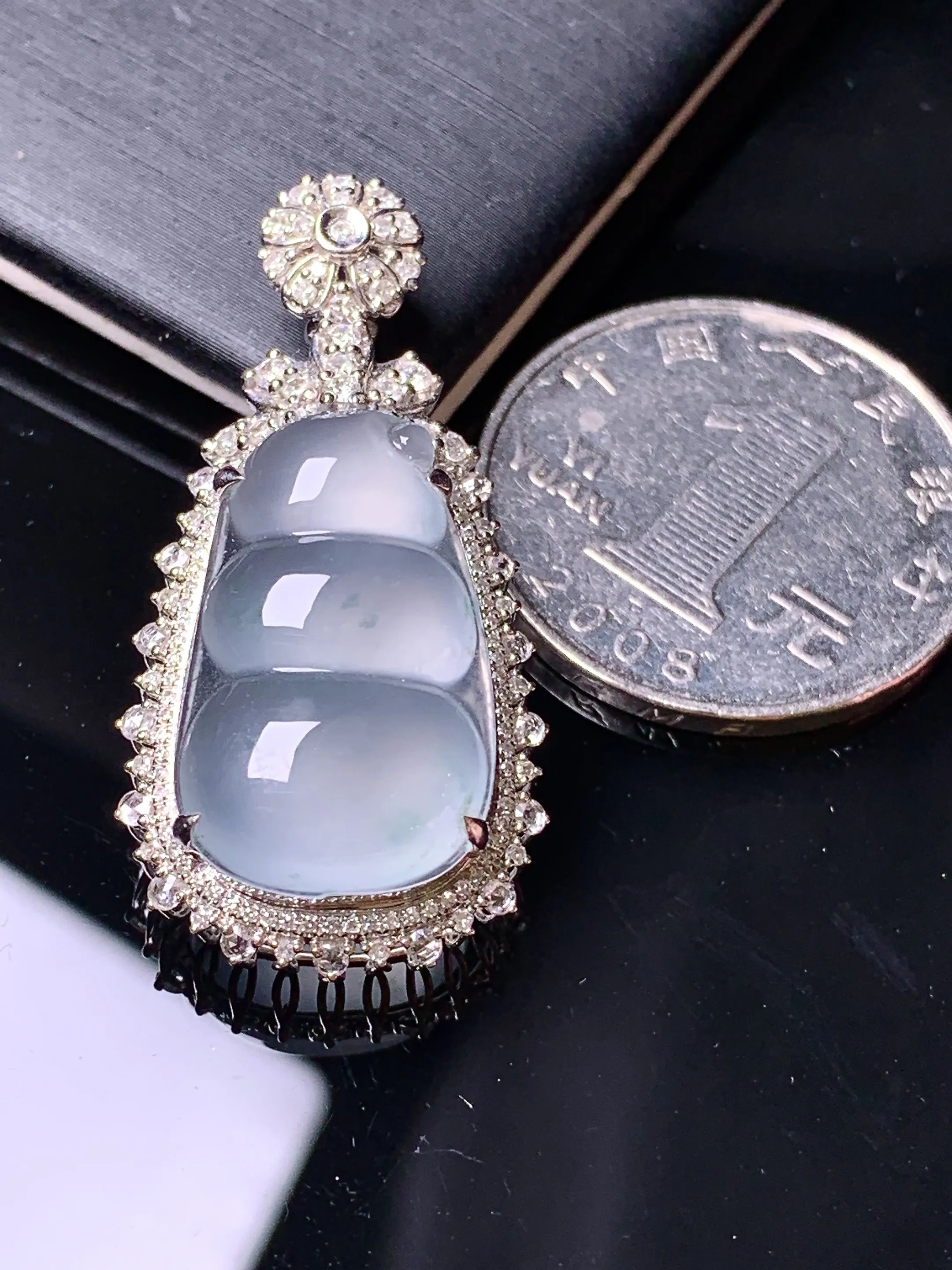 18k金钻镶嵌冰种四季豆吊坠 玉质细腻 色泽艳丽清新 整体尺寸37.8*18.7*10.5