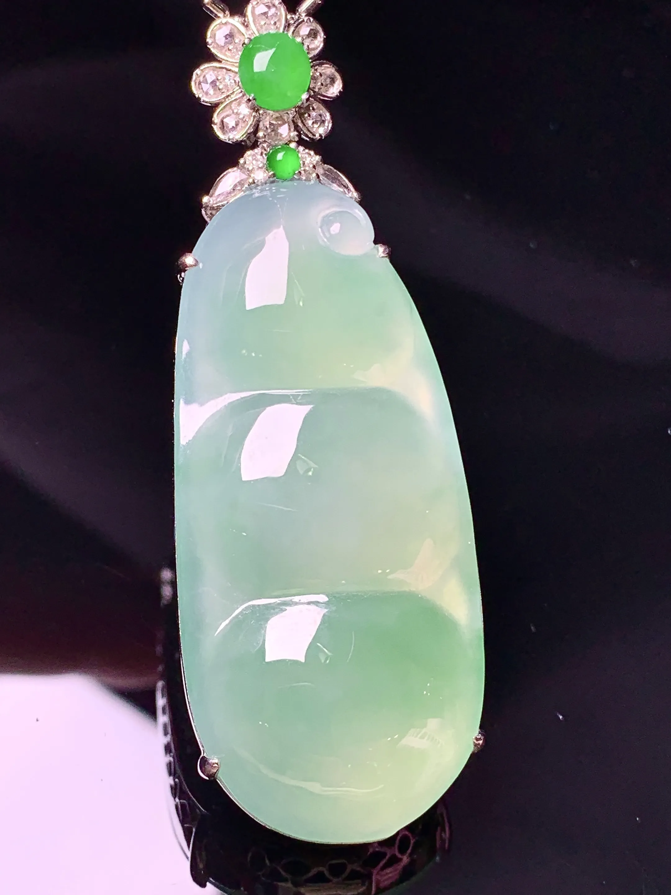18k金钻镶嵌浅绿四季豆吊坠 玉质细腻 色泽艳丽清新 整体尺寸60.2*21.5*13.8
