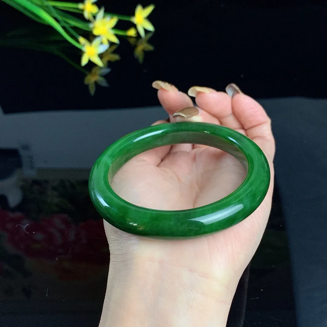 和田玉60.5圈口菠菜绿碧玉手镯！玉质细腻油润 底色纯净 无裂无黑 脂粉好，品质高