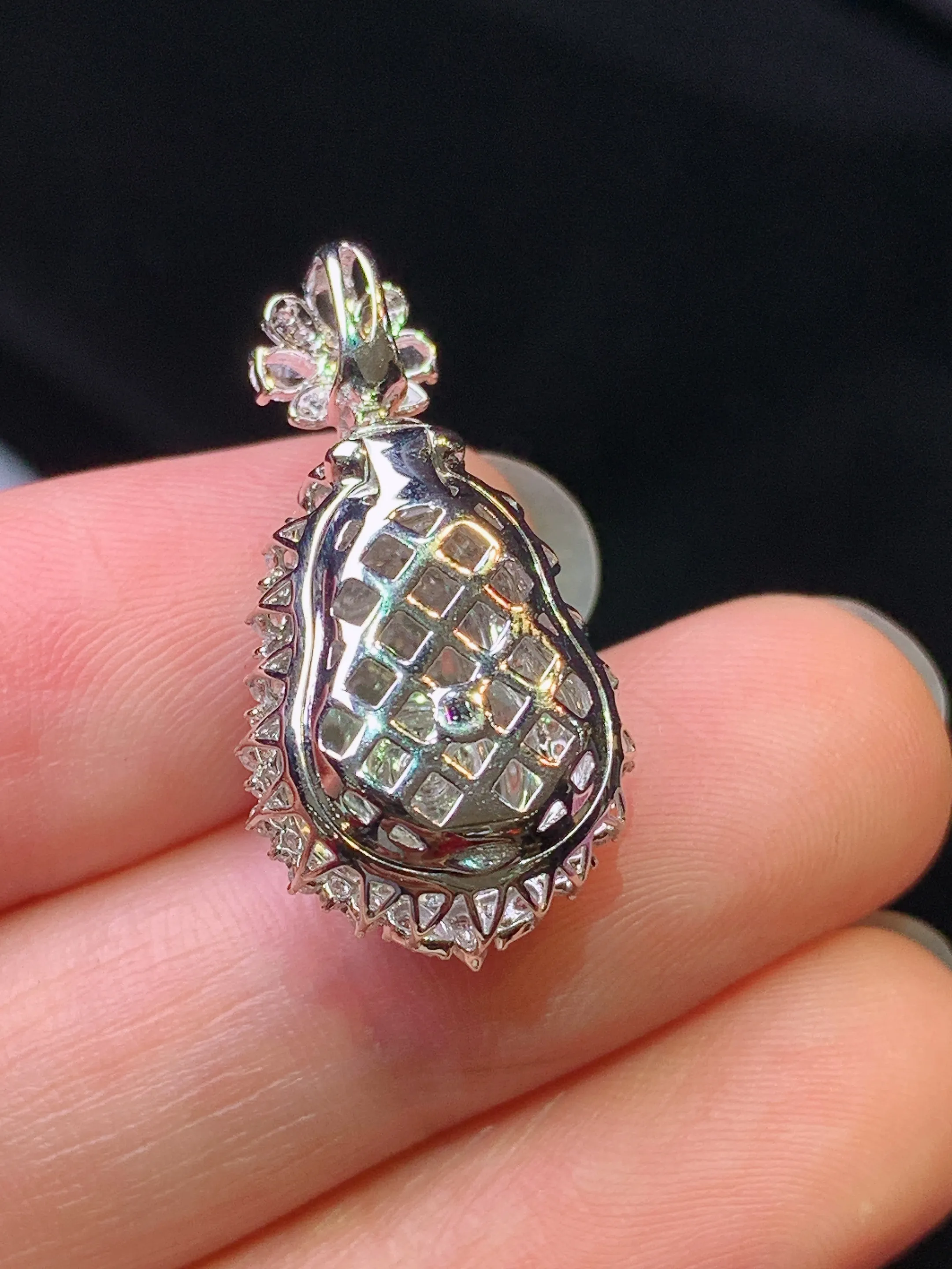 18k金钻镶嵌满绿葫芦吊坠 玉质细腻 色泽艳丽清新 整体尺寸26.3*13.8*11