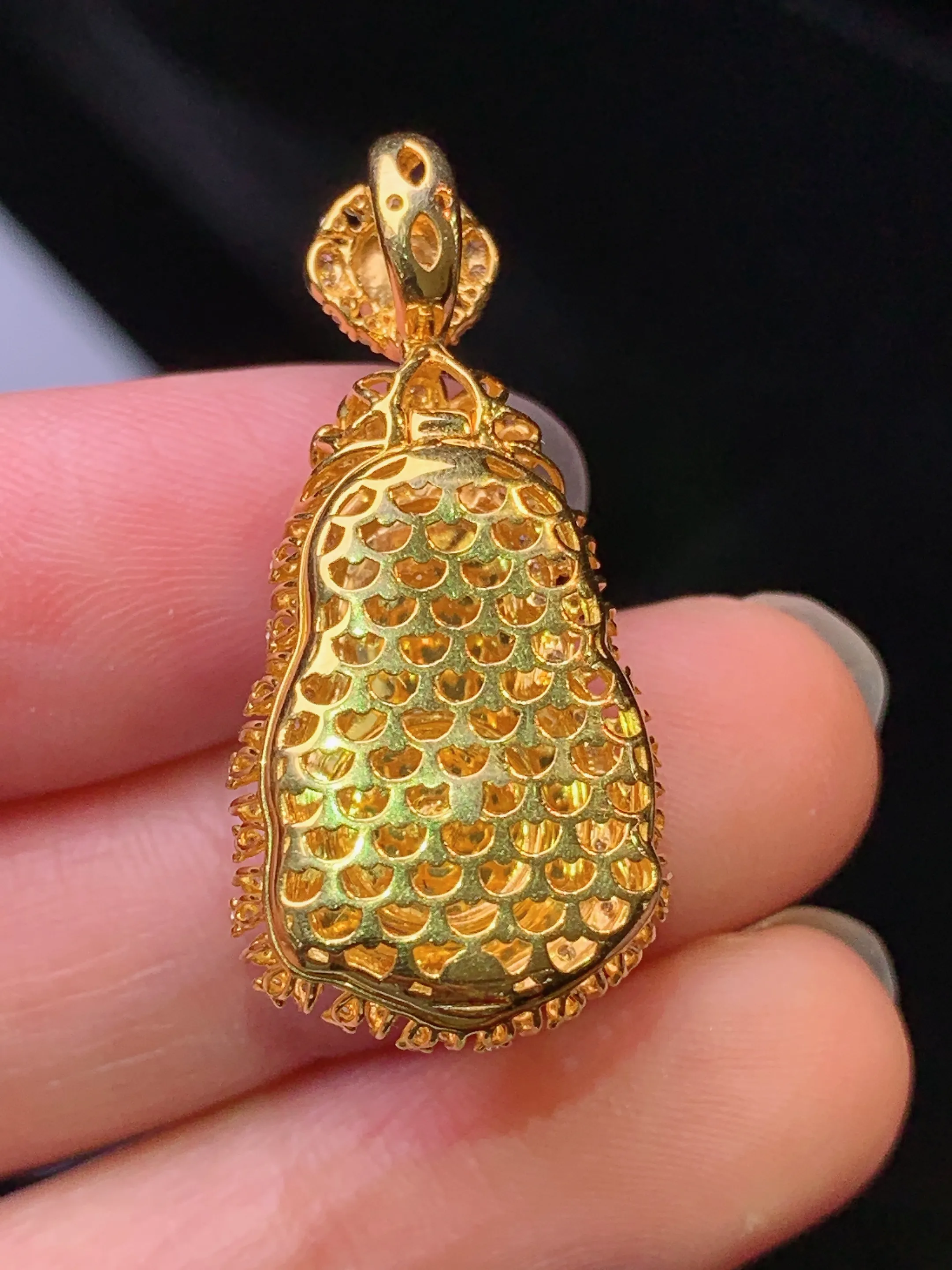 18k金钻镶嵌紫罗兰小女孩吊坠 玉质细腻 色泽艳丽清新 整体尺寸32.6*15*11.8