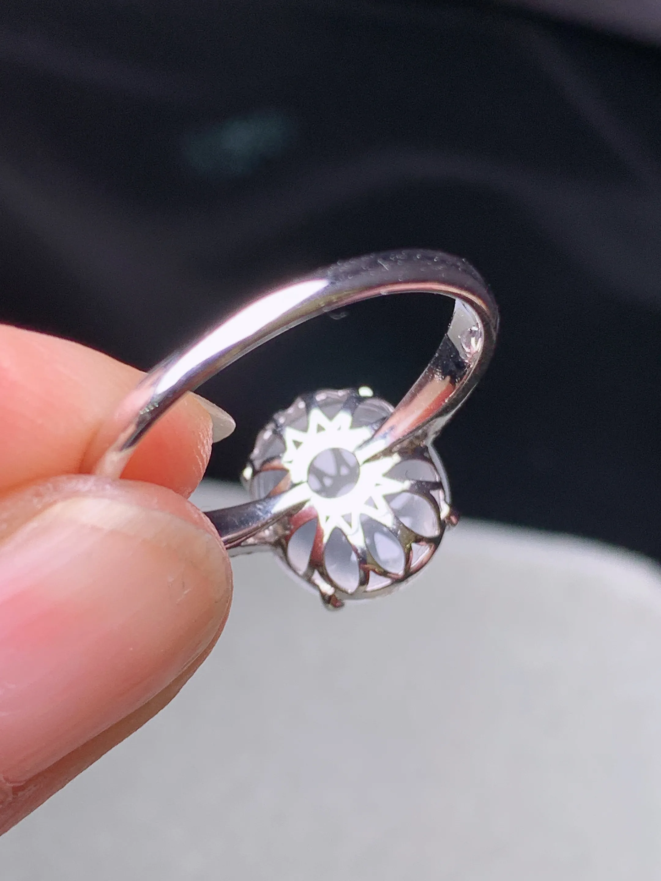 18k金钻镶嵌冰种蛋面戒指 玉质细腻 色泽艳丽清新 圈口13.5 裸石尺寸10.6*9.3*4.3