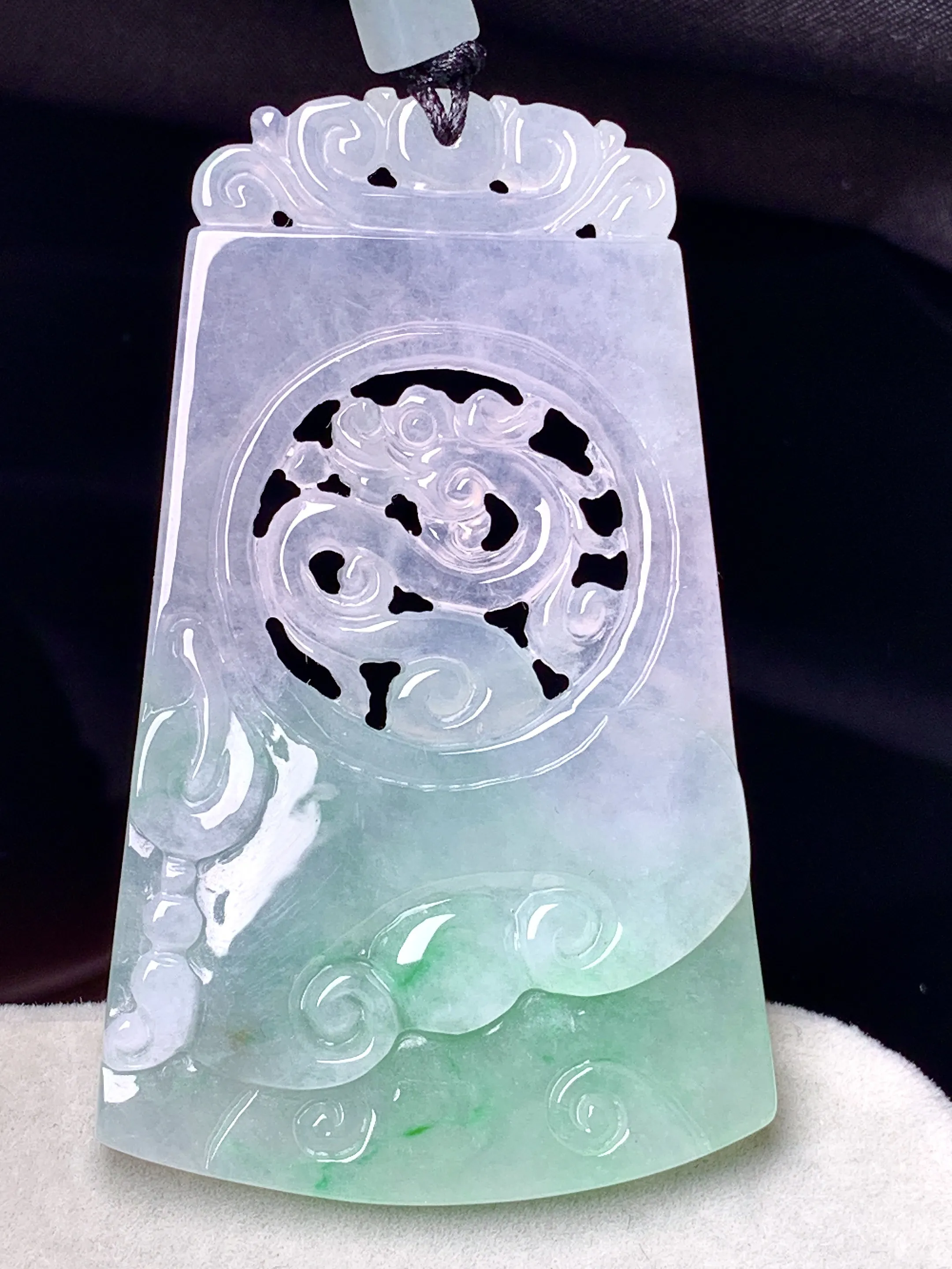 飘绿龙如意牌吊坠 玉质细腻 色泽艳丽清新 整体尺寸55.7*33.7*4