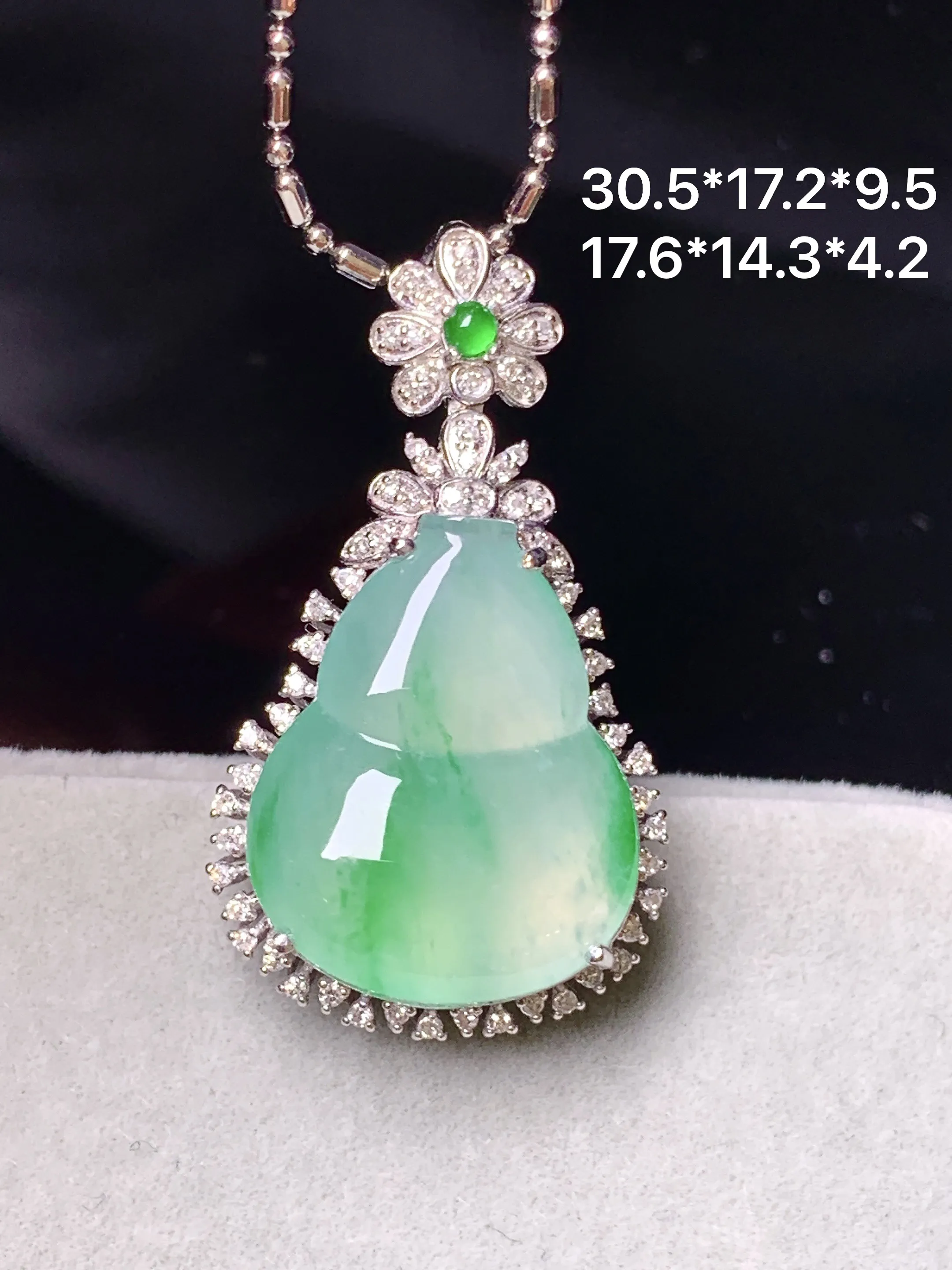 18k金钻镶嵌冰种飘绿葫芦吊坠 玉质细腻 色泽艳丽清新 整体尺寸30.5*17.2*9.5