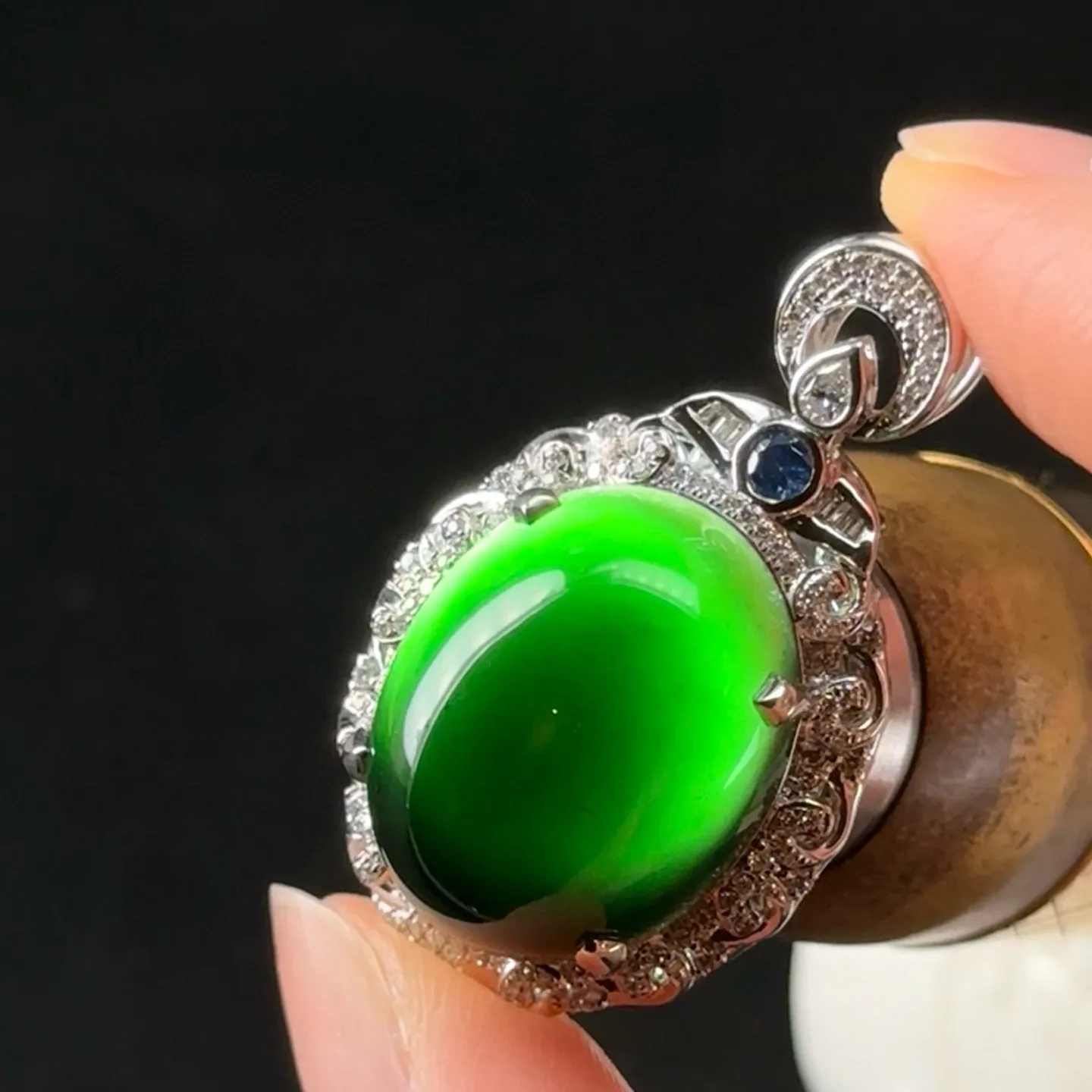 18k满钻豪镶墨翠蛋面吊坠 种好色正 黑度极好 打灯通透 油性十足 尺寸36.6