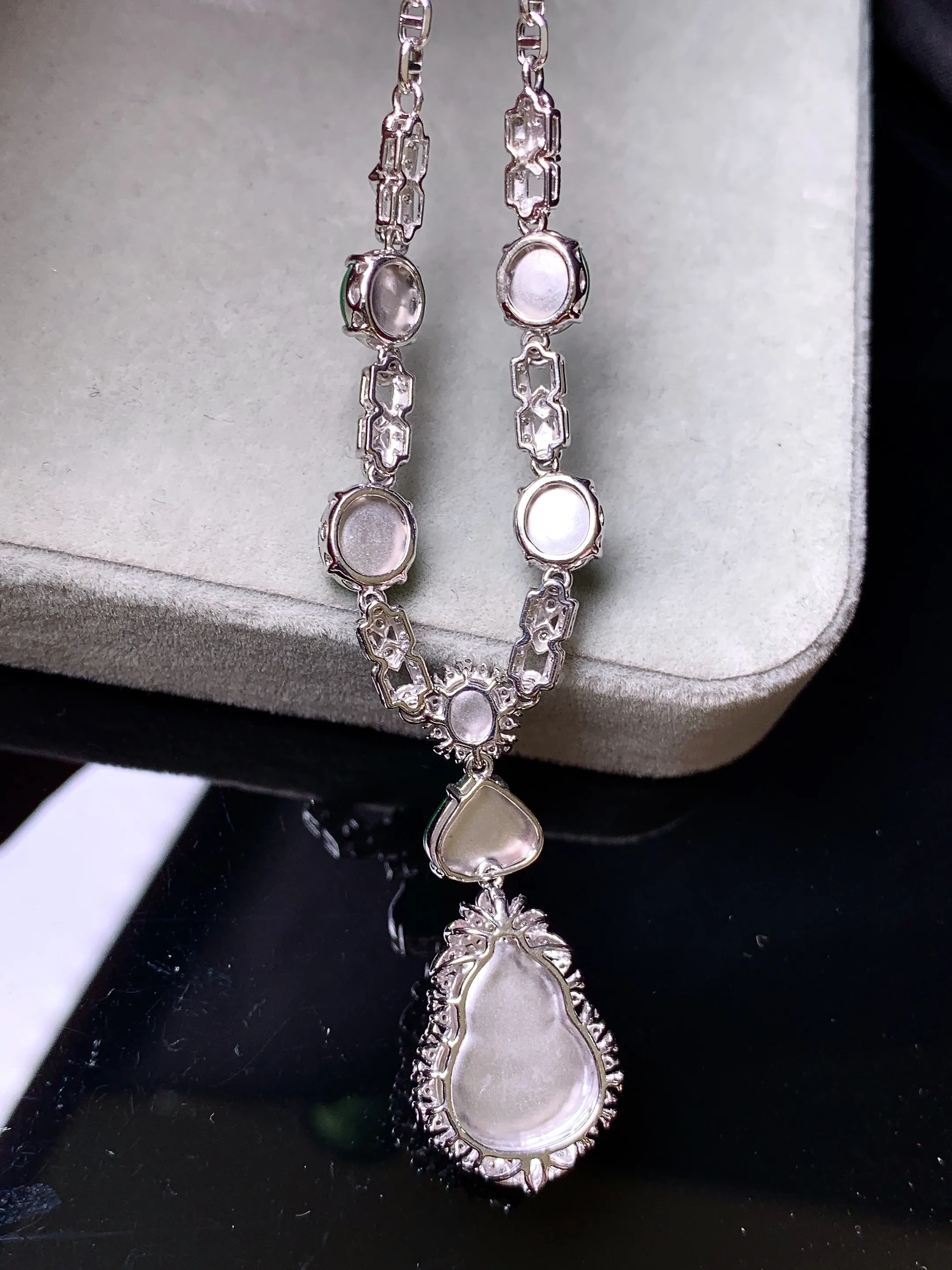 18k金钻镶嵌翠绿葫芦组合蛋面锁骨项链 玉质细腻 色泽艳丽清新 整体尺寸71*13.8*7.3