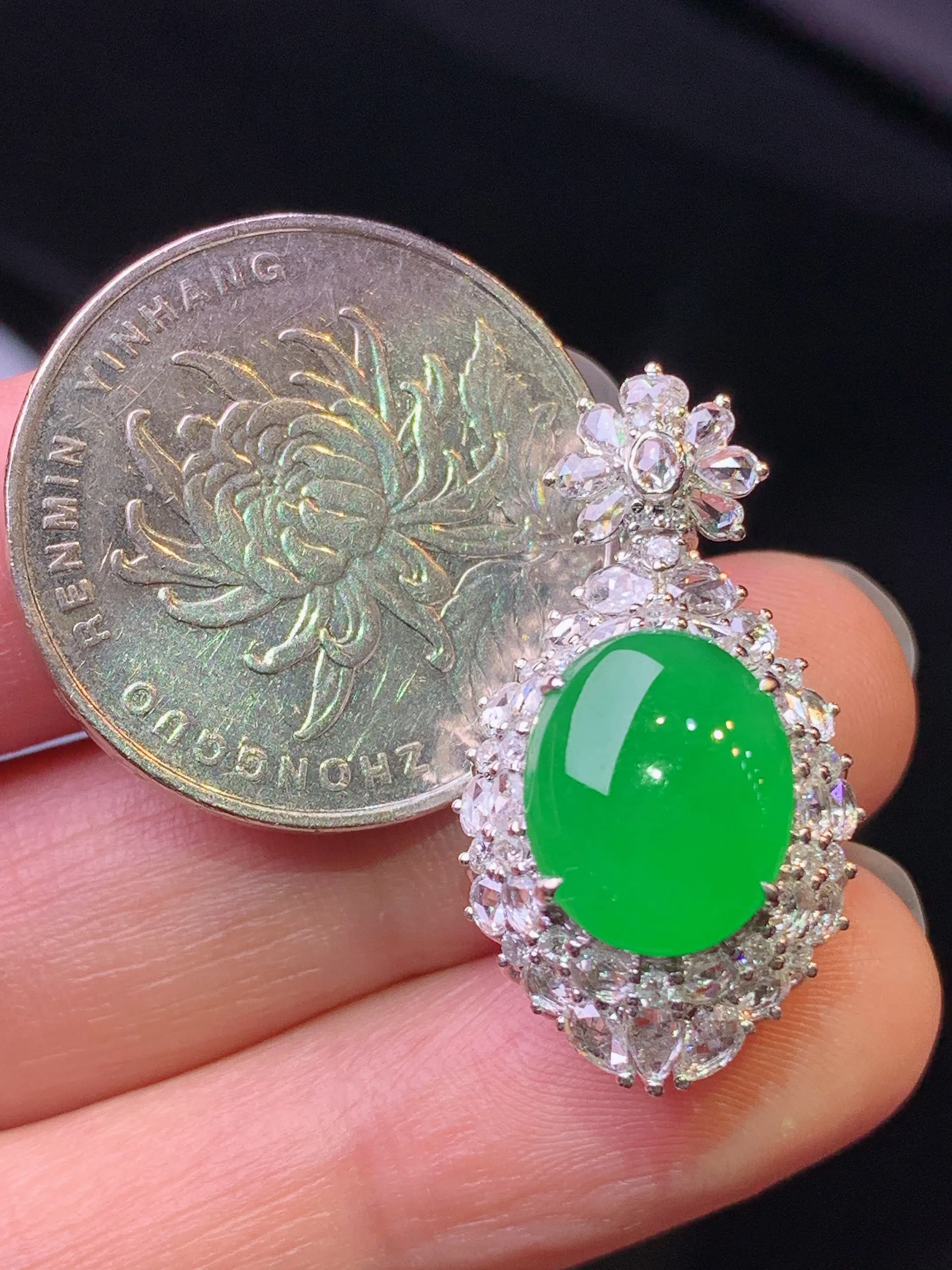 18k金钻镶嵌满绿蛋面吊坠 玉质细腻 色泽艳丽清新 整体尺寸28.3*15.3*12.7