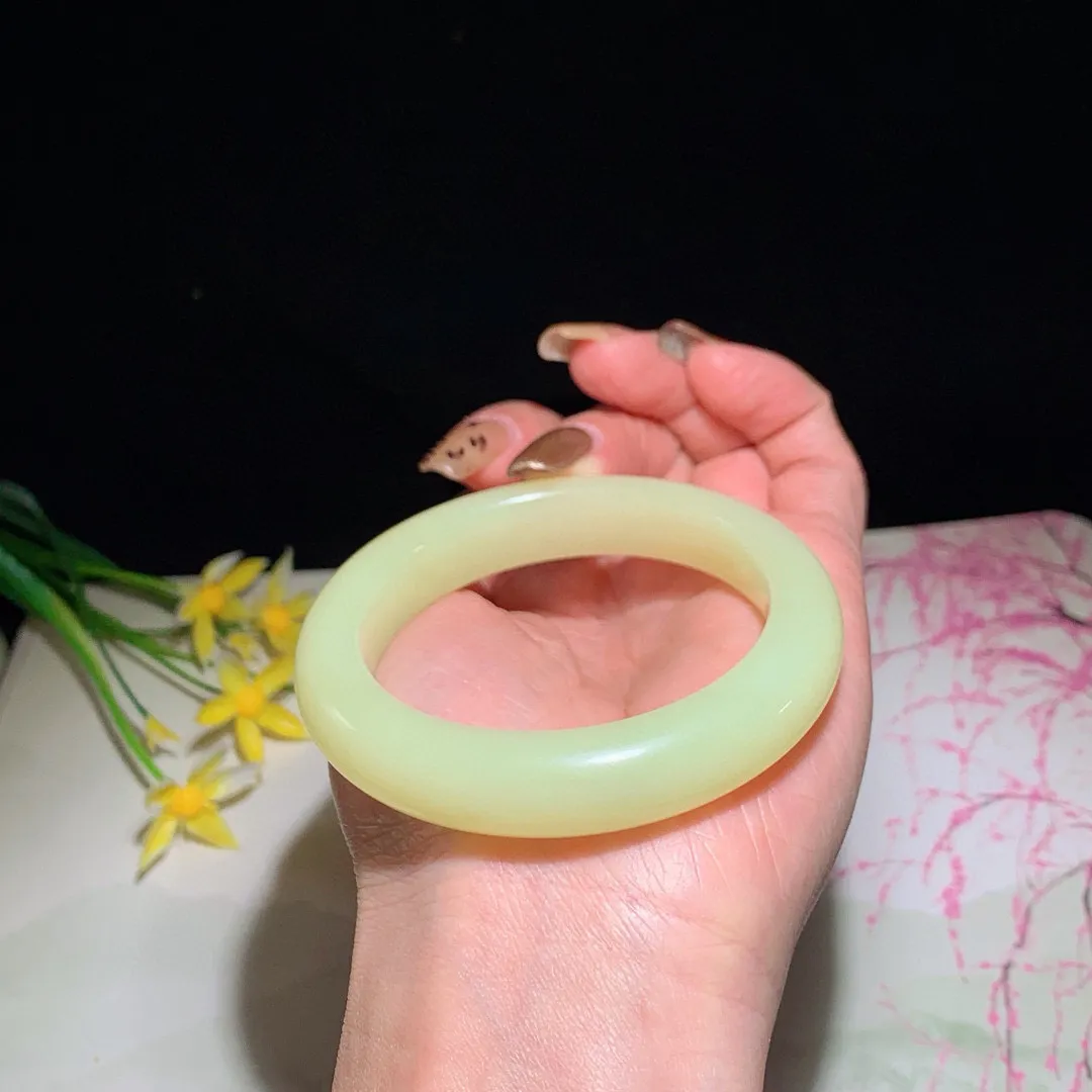 和田玉52圈口黄口料手镯！玉质细腻油润 底色纯净 无裂无杂 脂粉好，品质好