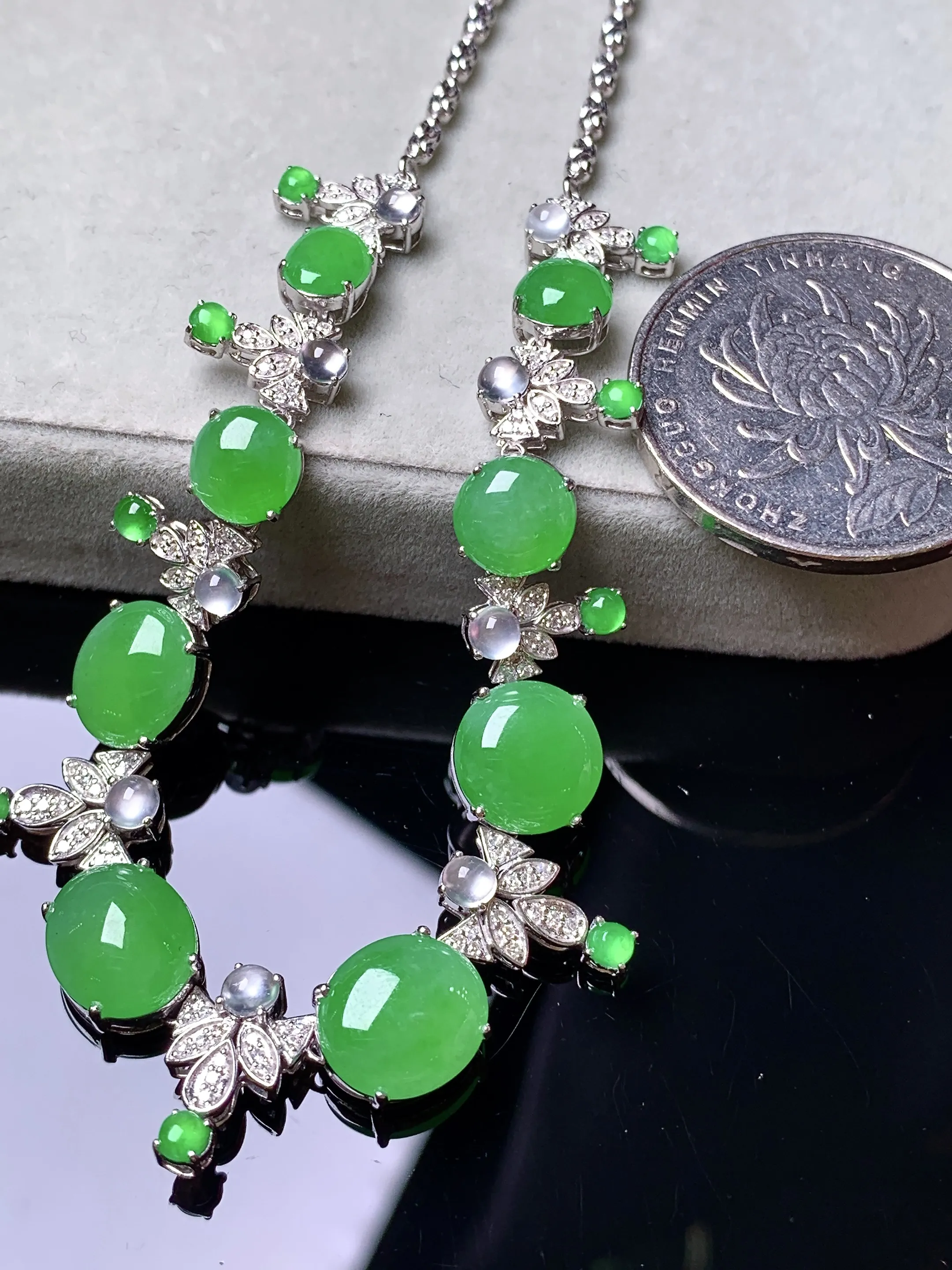 18k金钻镶嵌满绿蛋面锁骨项链 玉质细腻 色泽艳丽清新 整体尺寸70*12*5.2