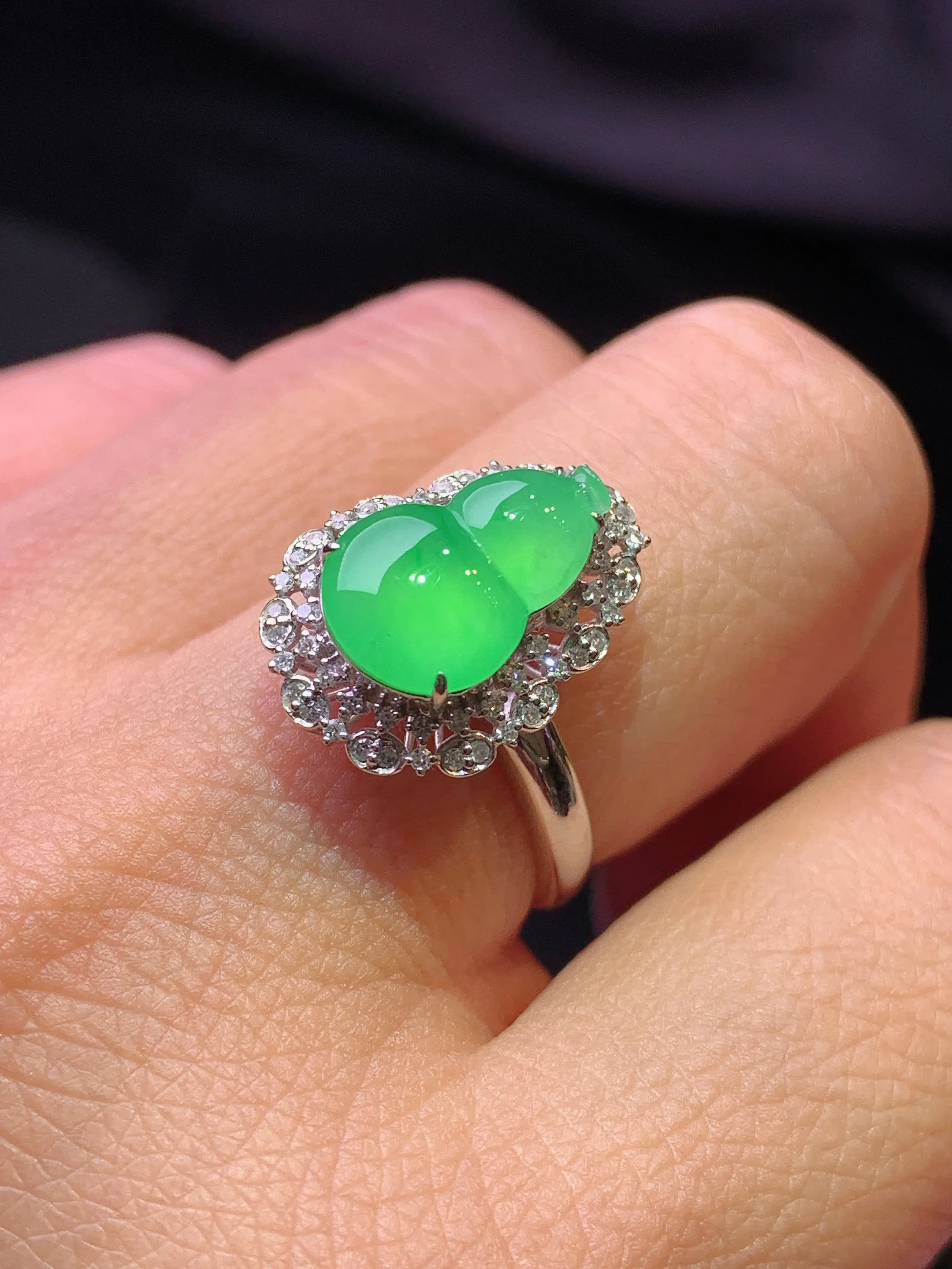 18k金钻镶嵌翠绿葫芦戒指 玉质细腻 色泽艳丽清新 圈口13.5 整体尺寸16.6*12.3*8.8