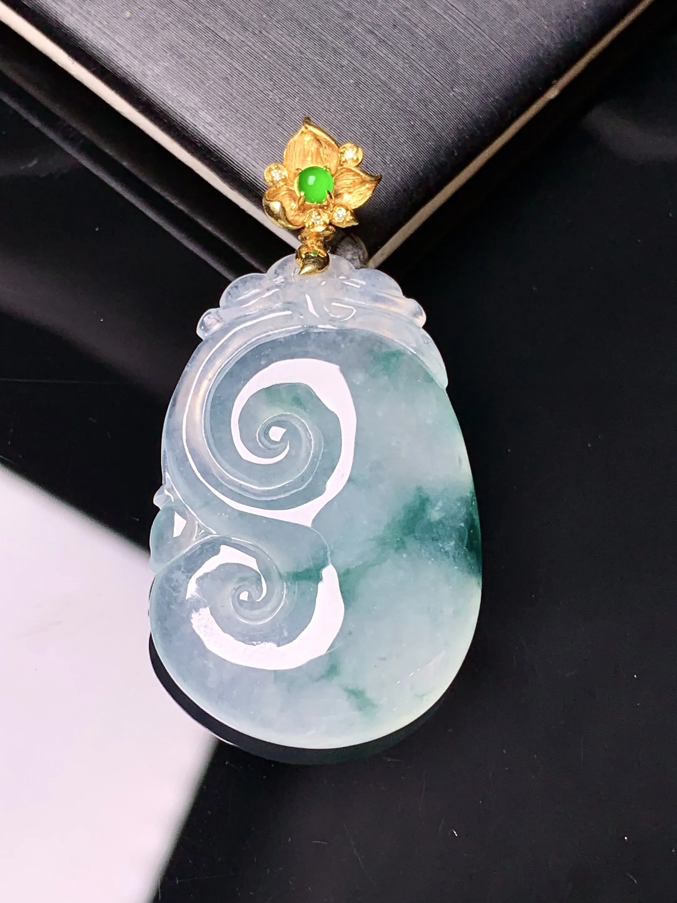 18k金钻镶嵌冰种飘花如意吊坠 玉质细腻 色泽艳丽清新 整体尺寸40.2*21*6.2