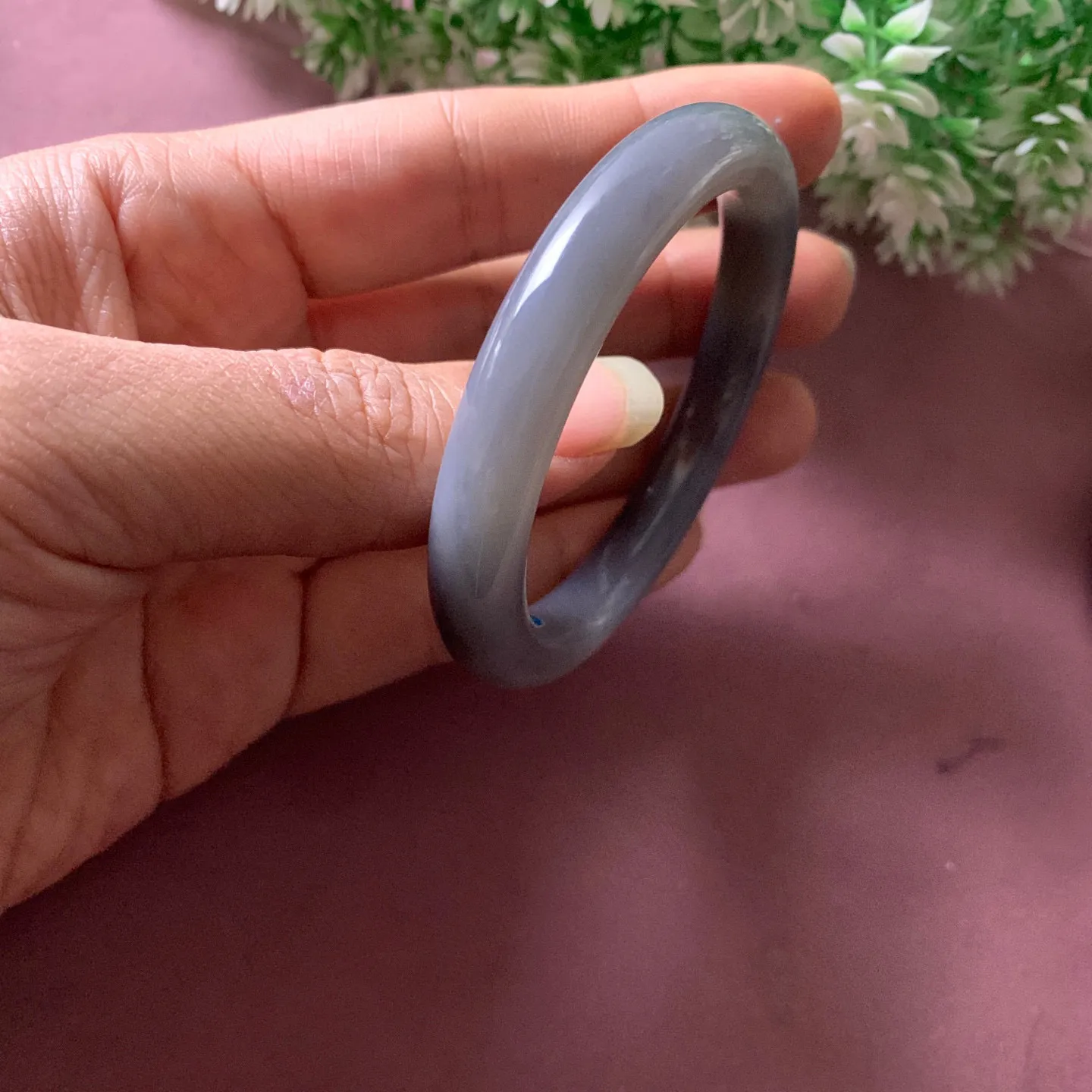 和田玉52.5圈口紫罗兰手镯【挽间柔情】，镯型古朴典雅。在诗情画意的雨巷相遇，你是我腕间的一抹风情，