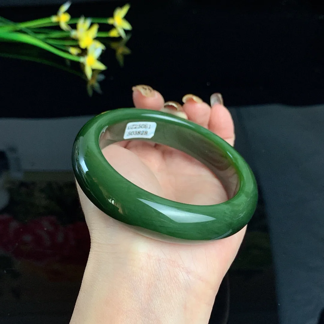 和田玉63圈口深菠菜绿猫眼宽版碧玉手镯！玉质细腻油润 底色纯净 无裂无棉 脂粉好，品质高
