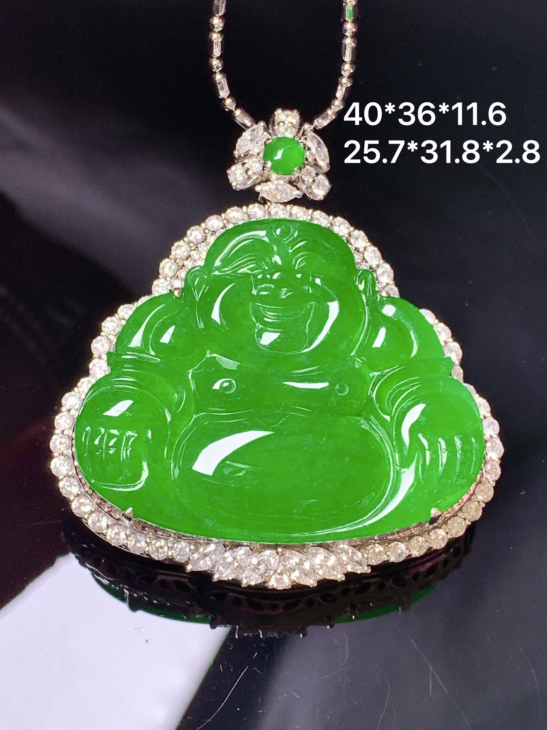 18k金钻镶嵌满绿佛公吊坠 玉质细腻 色泽艳丽清新 整体尺寸40*36*11.6