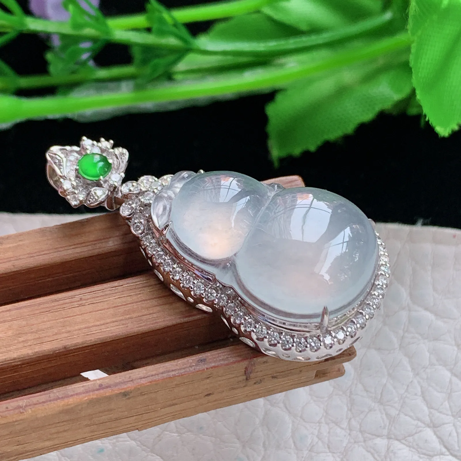 axm实拍38.8*19.3*10缅甸翡翠精雕冰起光饱满葫芦 玉葫芦玉吊坠