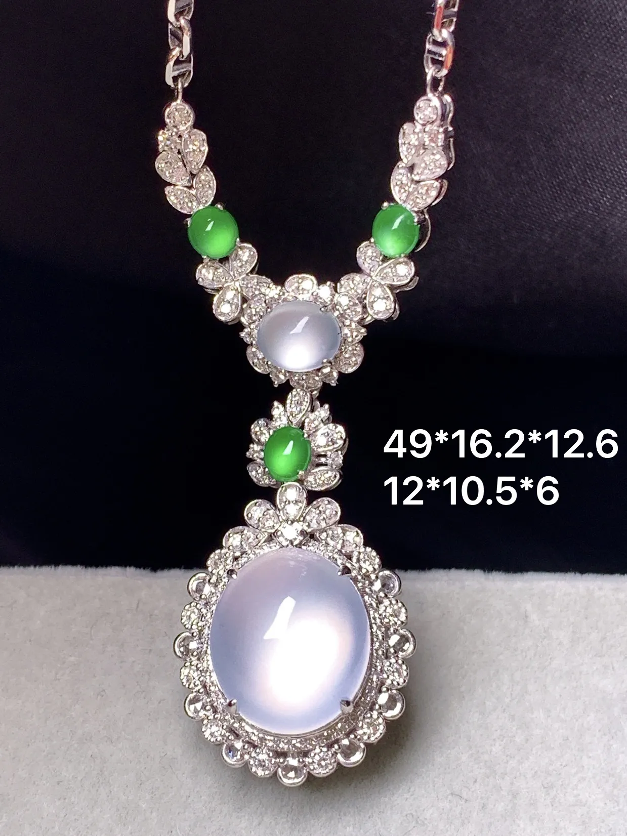 18k金钻镶嵌冰种蛋面锁骨项链 玉质细腻 色泽艳丽清新 整体尺寸49*16.2*12.6