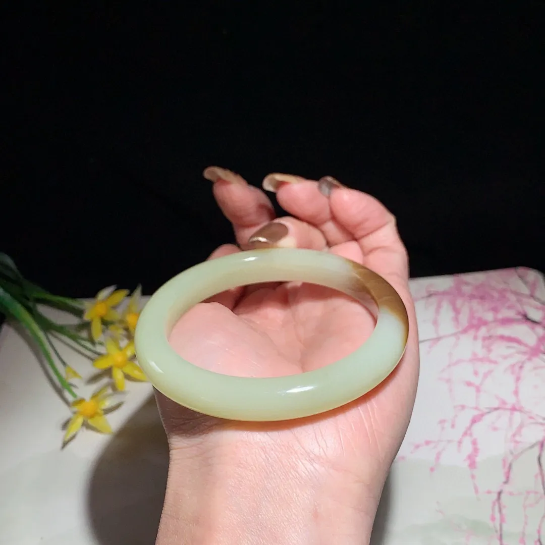 和田玉57圈且末糖手镯！玉质细腻油润 底色纯净  无纹裂 脂粉好，品质高。