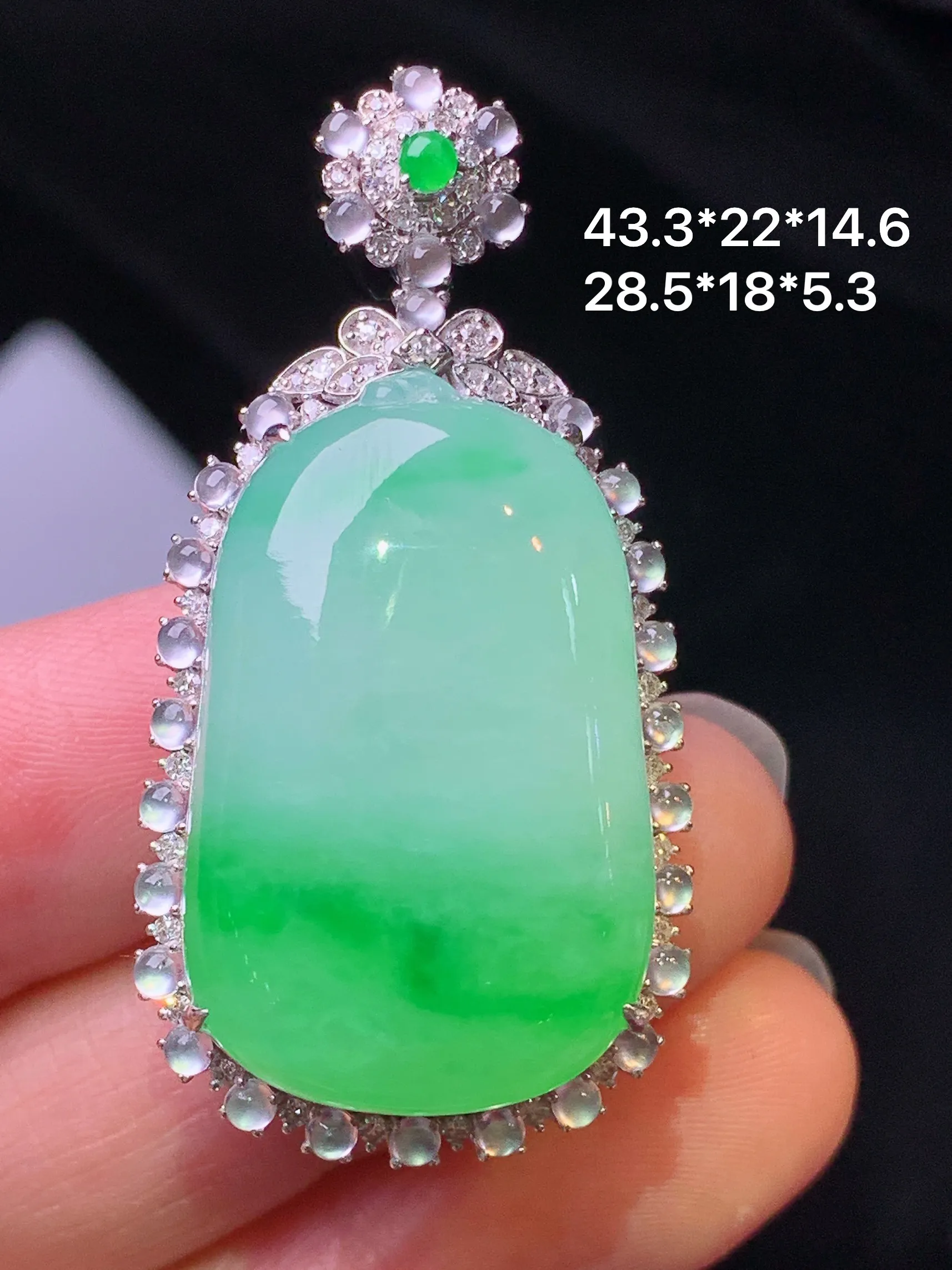 18k金钻镶嵌飘绿福瓜吊坠 玉质细腻 色泽艳丽清新 整体尺寸43.3*22*14.6