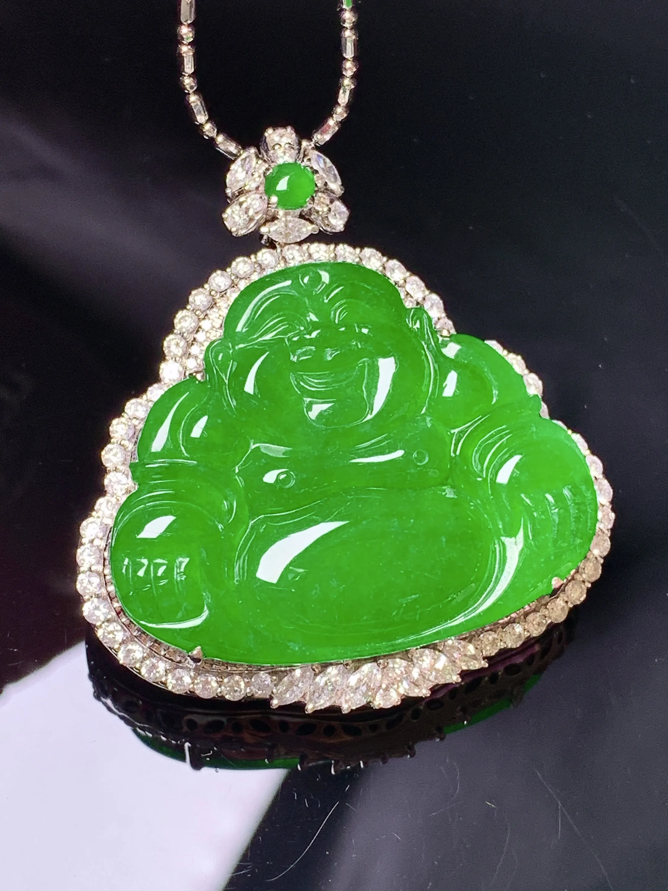 18k金钻镶嵌满绿佛公吊坠 玉质细腻 色泽艳丽清新 整体尺寸40*36*11.6