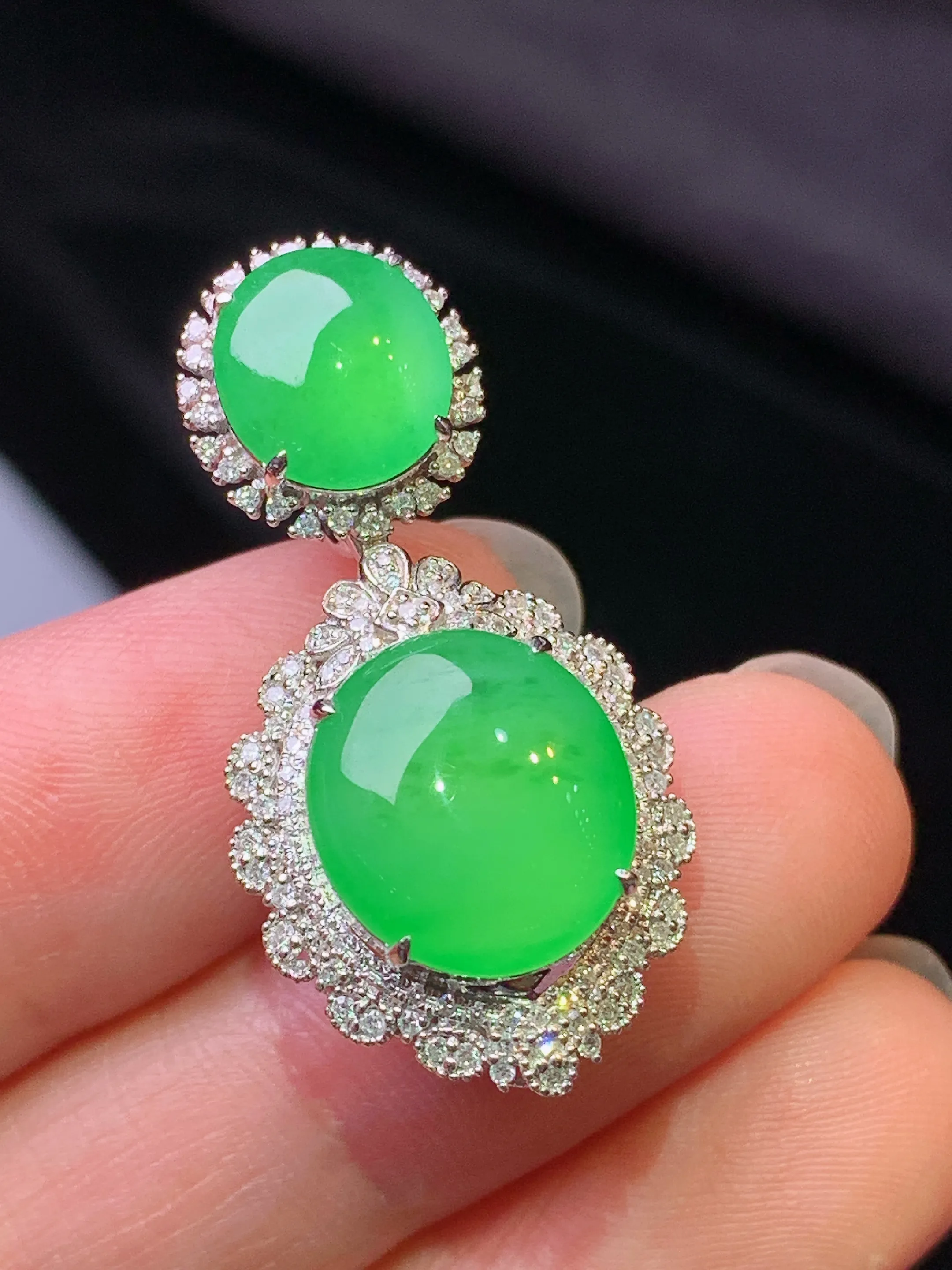 18k金钻镶嵌满绿蛋面吊坠 玉质细腻 色泽艳丽清新 整体尺寸32.2*16.2*11.5