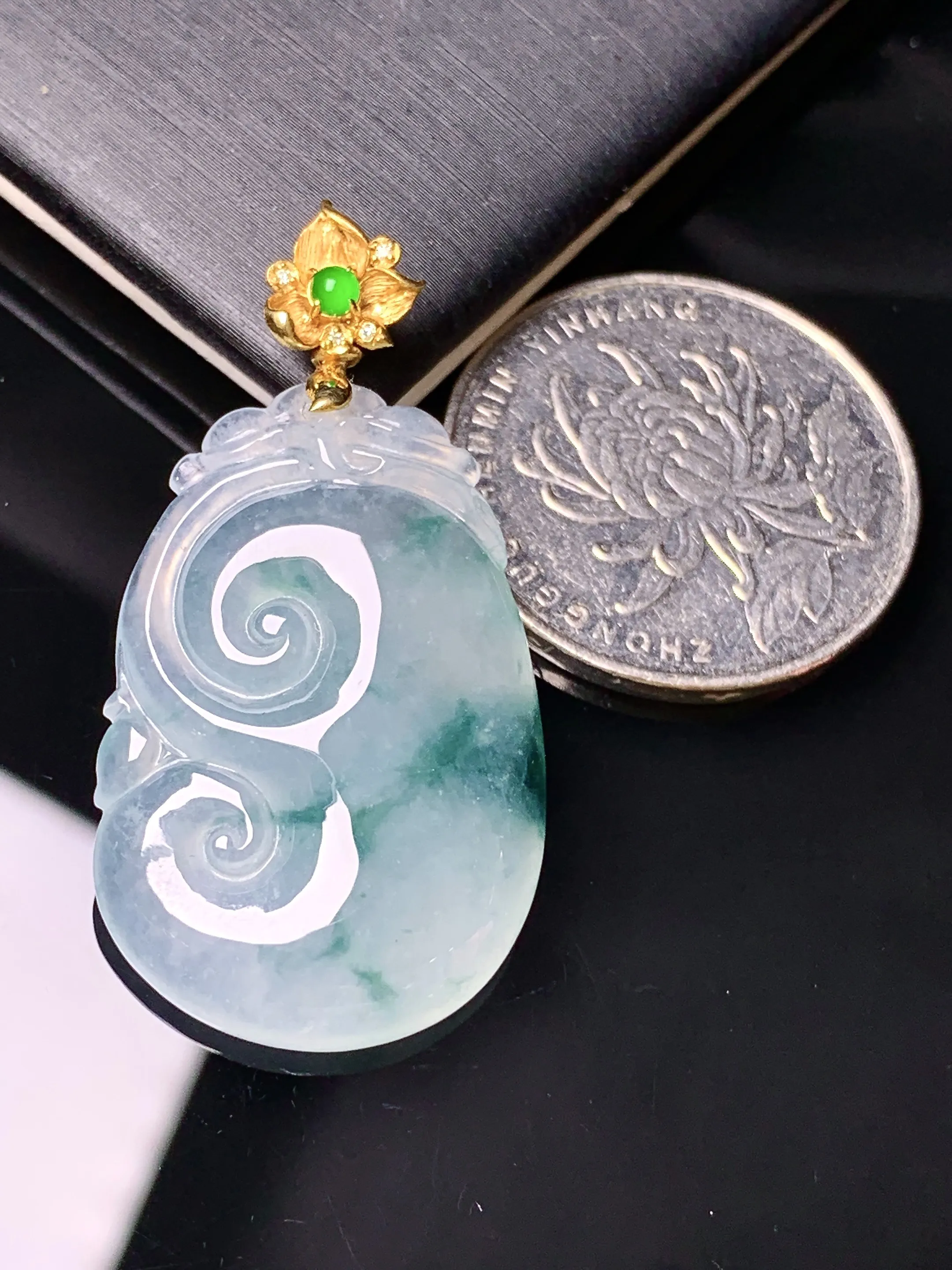 18k金钻镶嵌冰种飘花如意吊坠 玉质细腻 色泽艳丽清新 整体尺寸40.2*21*6.2