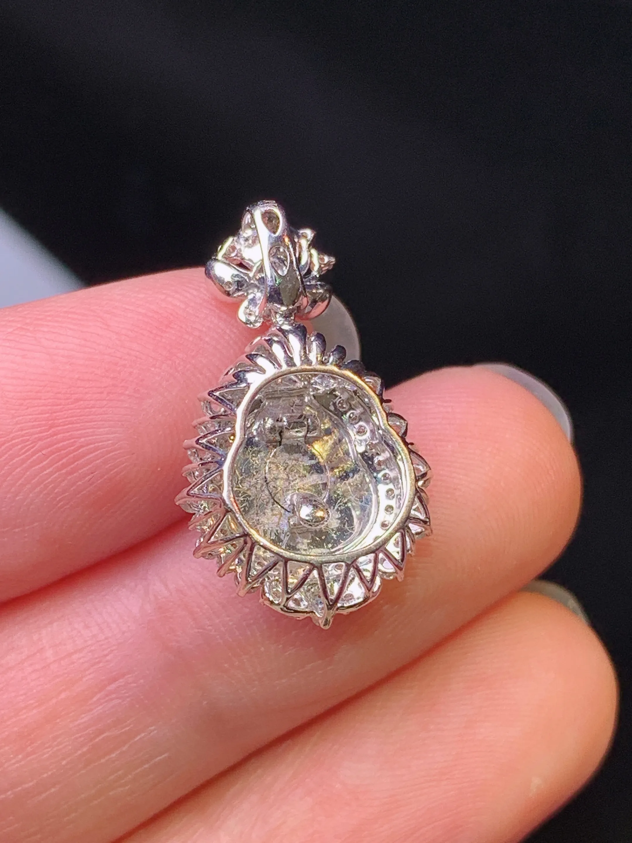 18k金钻镶嵌满绿葫芦吊坠 玉质细腻 色泽艳丽清新 整体尺寸22.5*13.2*8.8