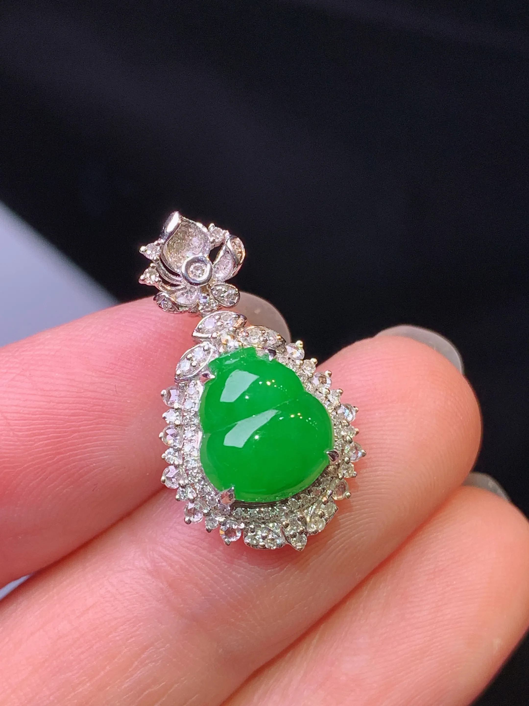 18k金钻镶嵌满绿葫芦吊坠 玉质细腻 色泽艳丽清新 整体尺寸22.5*13.2*8.8