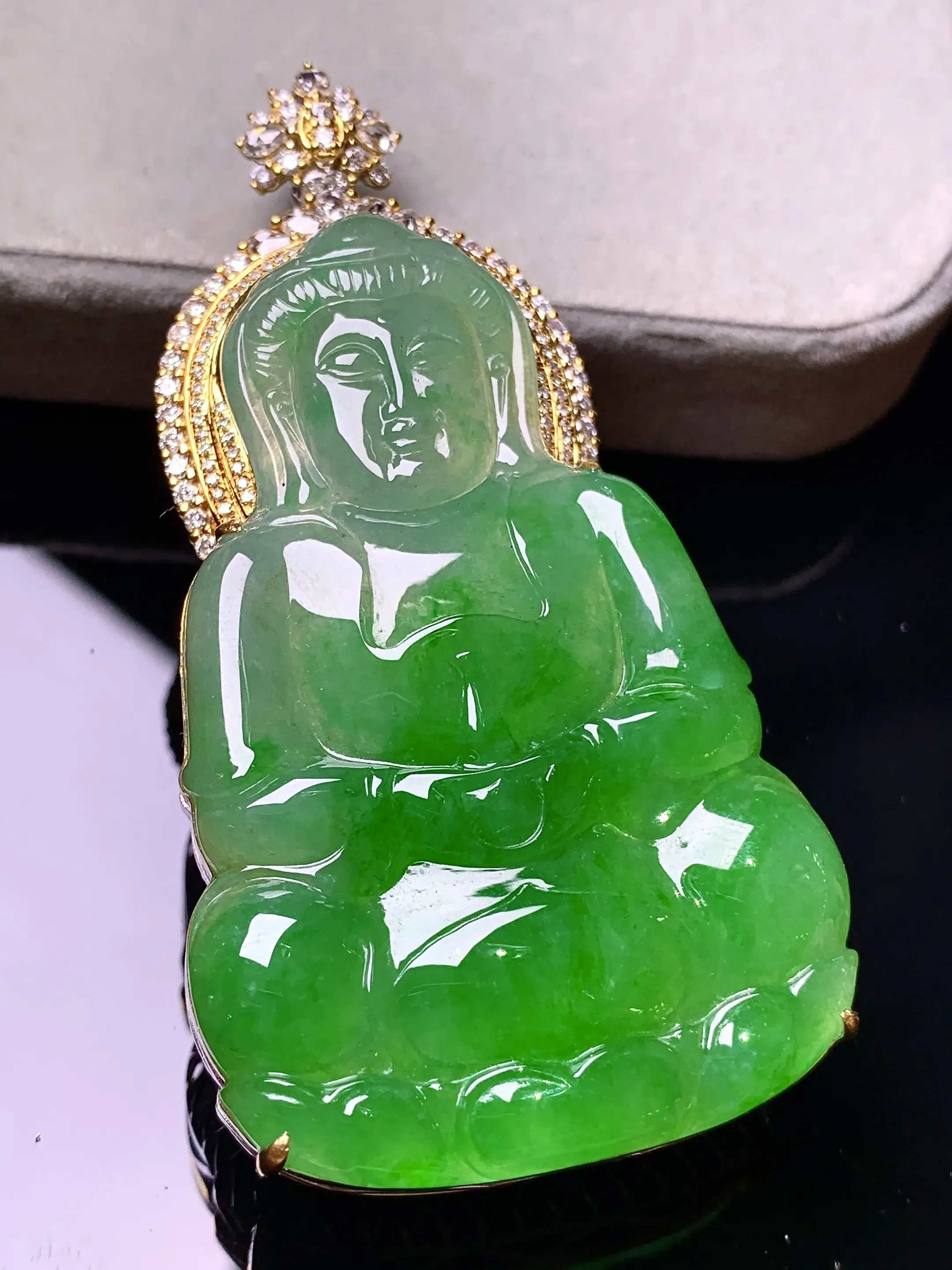 18k金钻镶嵌翠绿观音菩萨吊坠 玉质细腻 色泽艳丽清新 整体尺寸67.2*35*15.2