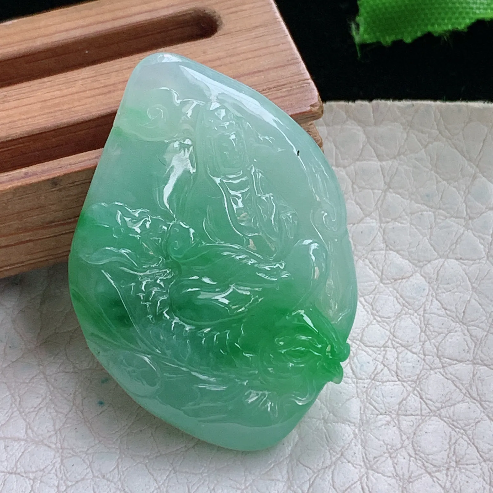 axm实拍36.2*25.5*5.3缅甸翡翠精雕飘绿御龙观音 玉观音玉吊坠