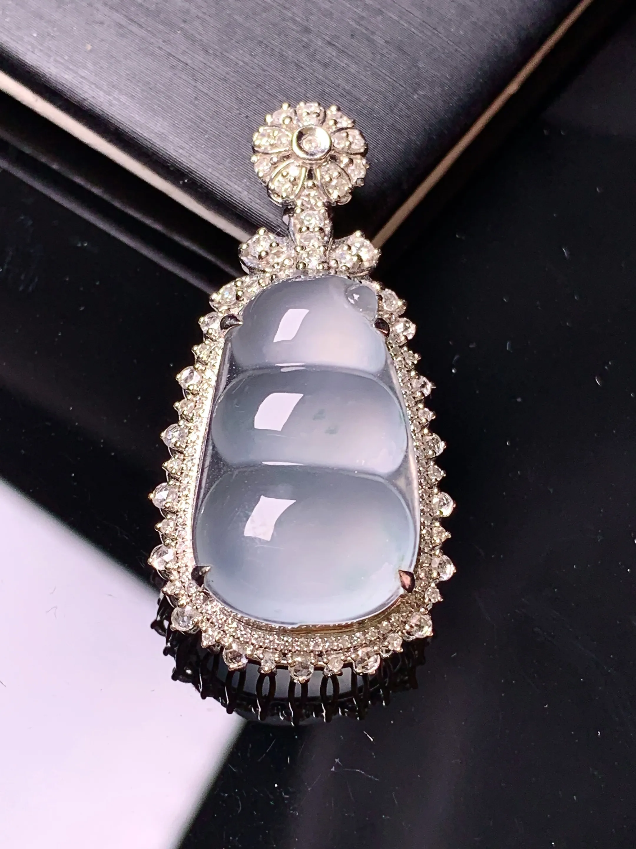 18k金钻镶嵌冰种四季豆吊坠 玉质细腻 色泽艳丽清新 整体尺寸37.8*18.7*10.5