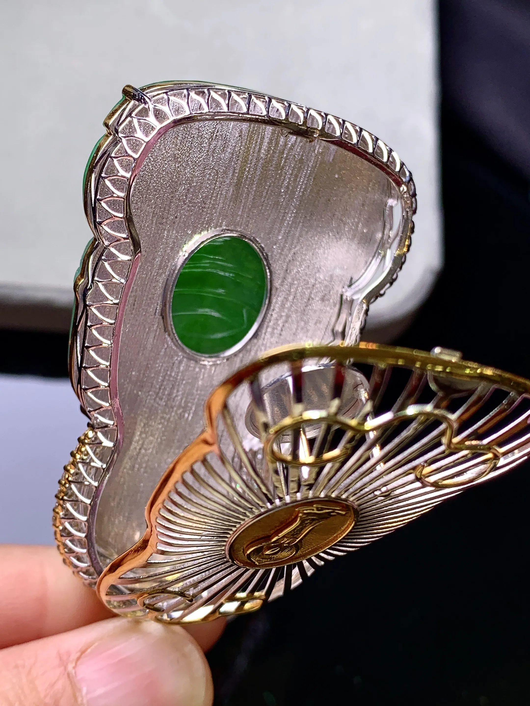 18k金钻镶嵌翠绿观音菩萨吊坠 玉质细腻 色泽艳丽清新 整体尺寸67.2*35*15.2