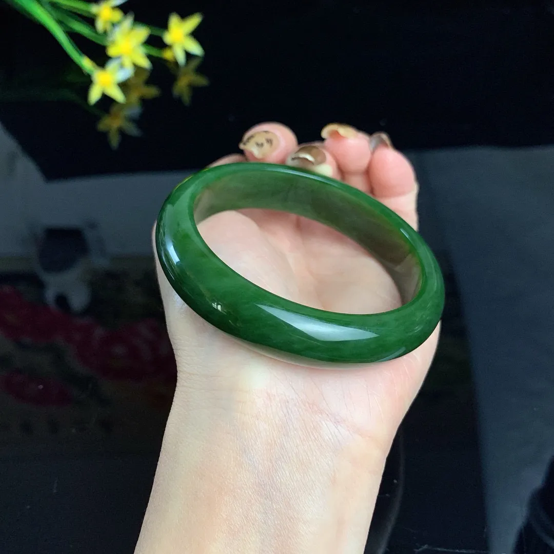 和田玉59圈口菠菜绿宽条碧玉手镯！玉质细腻油润 底色纯净 无裂无杂 脂粉好，品质高
