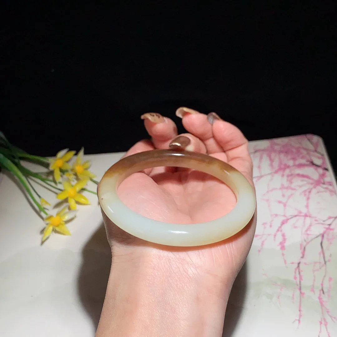 和田玉56.5圈且末糖手镯！玉质细腻油润 底色纯净  无纹裂 脂粉好，品质高。