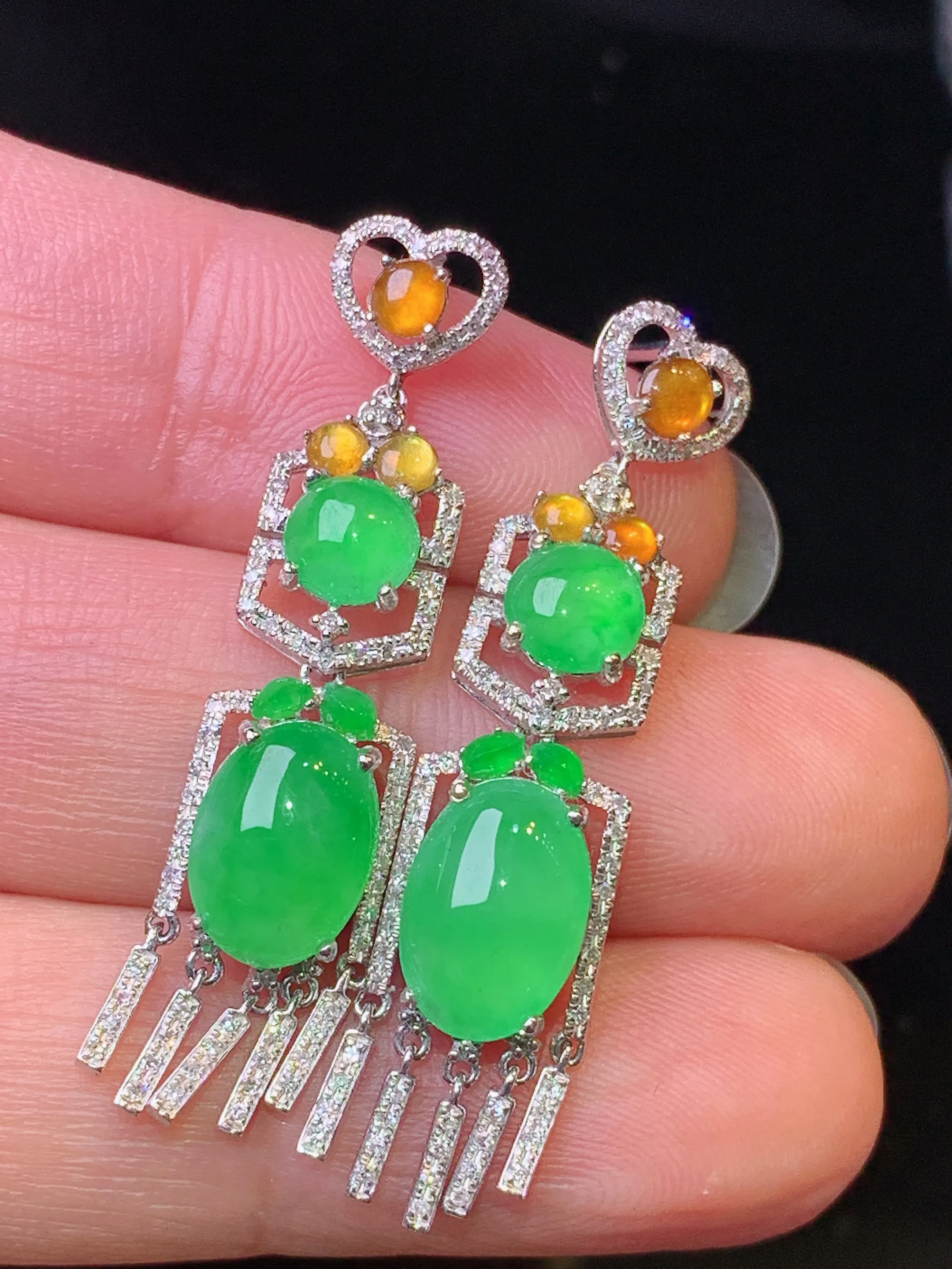 18k金钻镶嵌满绿蛋面耳坠 玉质细腻 色泽艳丽清新 整体尺寸37.2*8.8*5.3