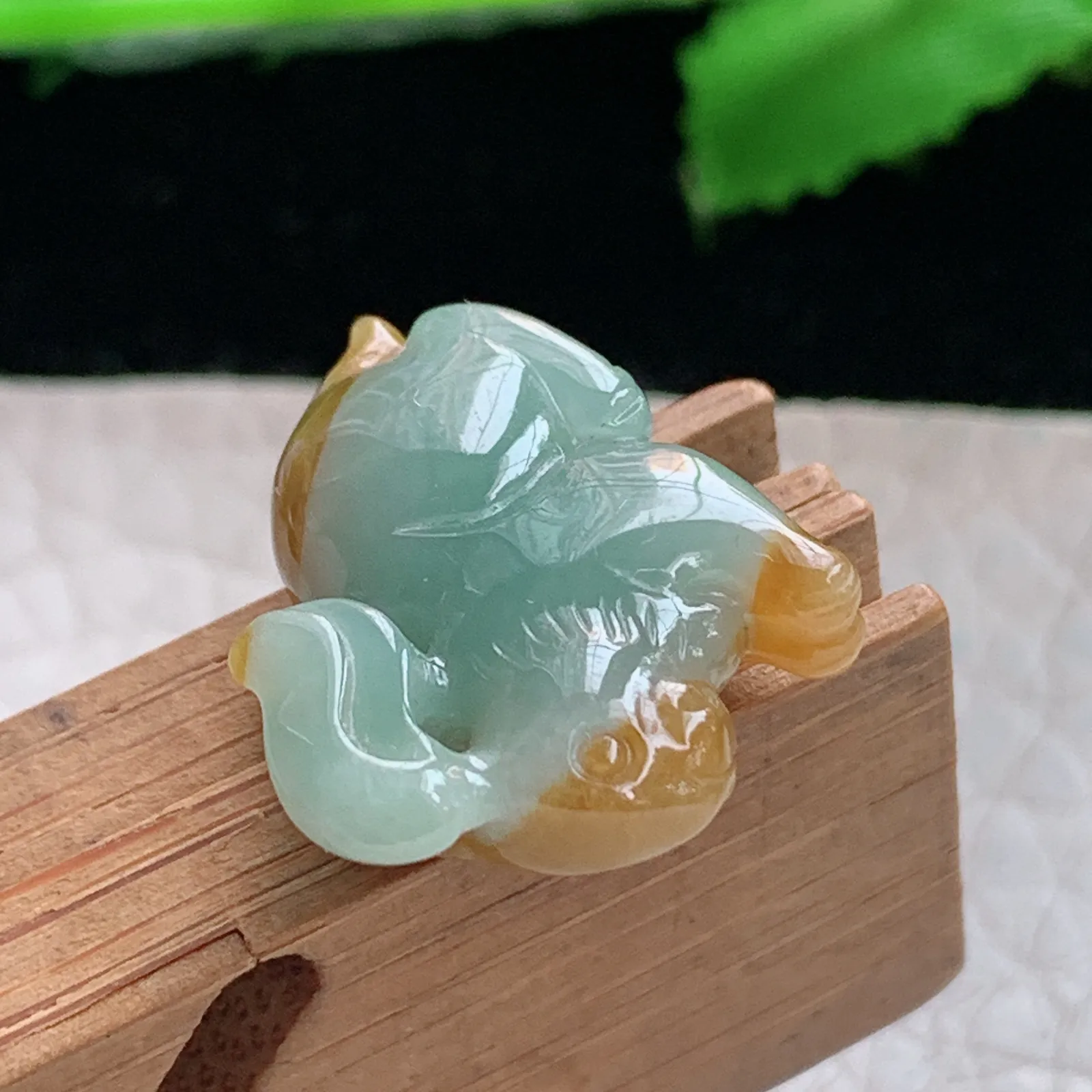 axm实拍17.6*21.6*8缅甸翡翠精雕双彩立体兔子 生肖兔玉吊坠