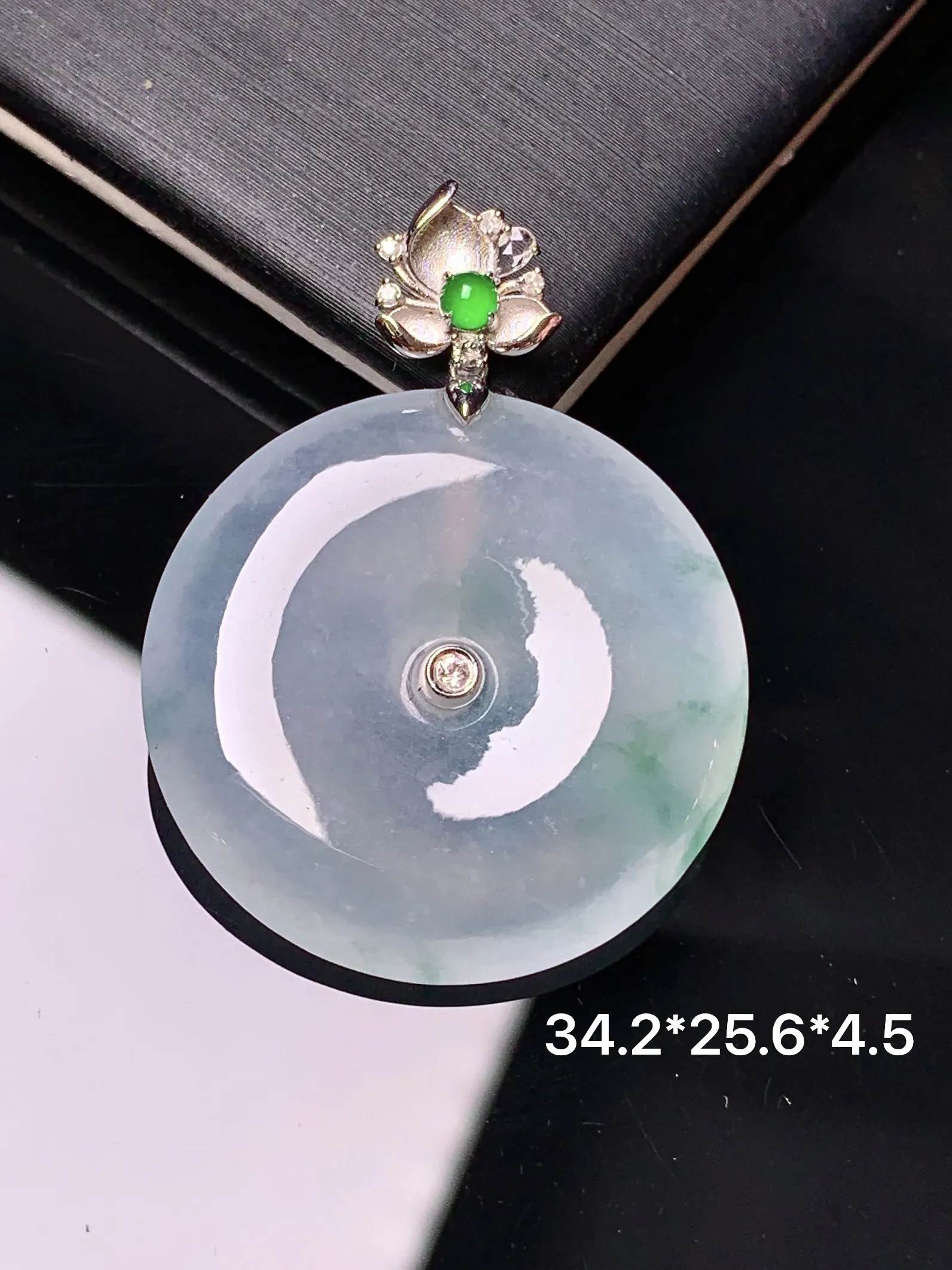 18k金镶嵌冰种平安扣吊坠 玉质细腻 色泽艳丽清新 整体尺寸34.2*25.6*4.5
