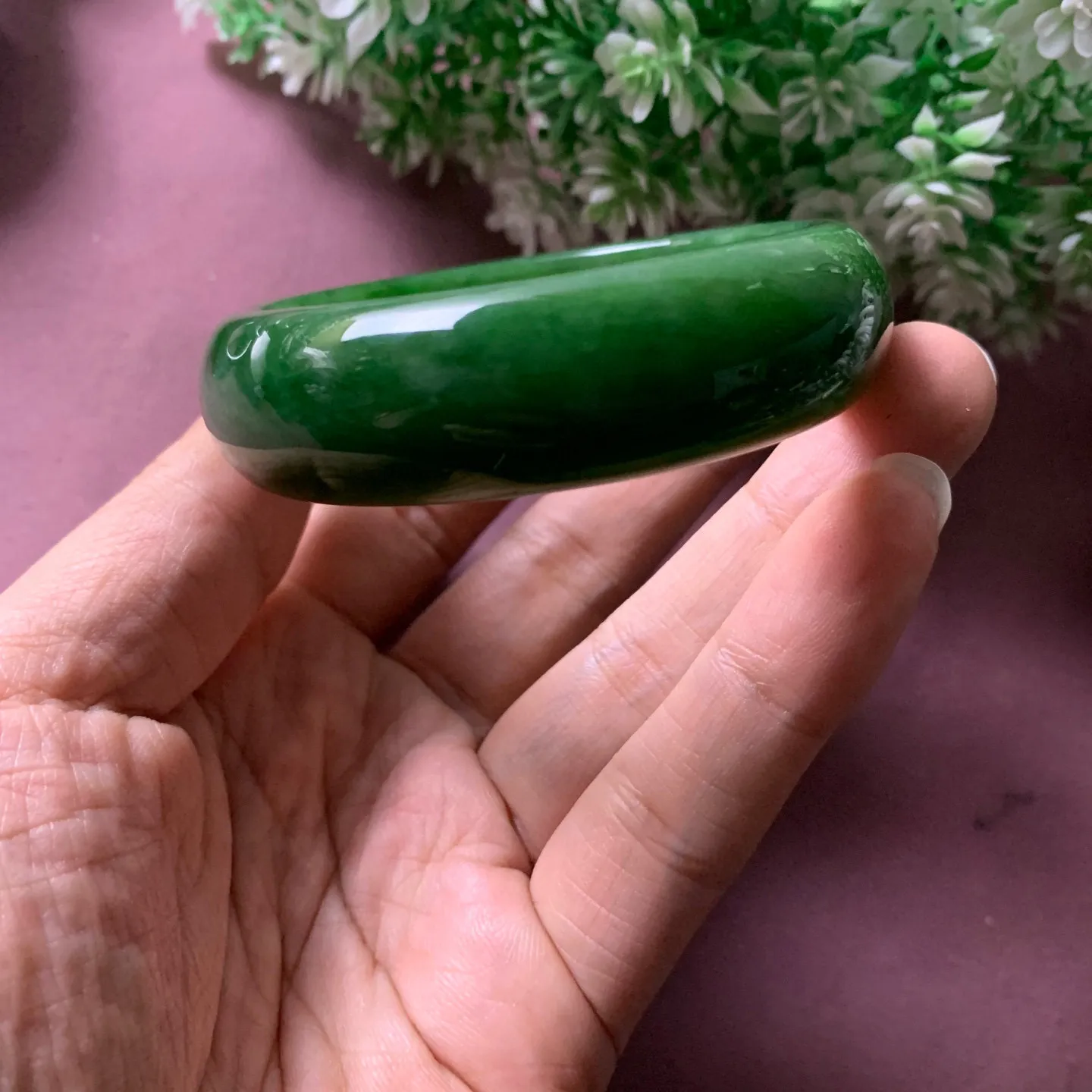 和田玉56.6圈口碧玉阳绿色宽版手镯【挽间柔情】，镯型古朴典雅。在诗情画意的雨巷相遇，你是我腕间的一抹风情，有你眸有深情.清风荡漾湖间静水，我愿俯身低眉，在烟波涟漪处寻