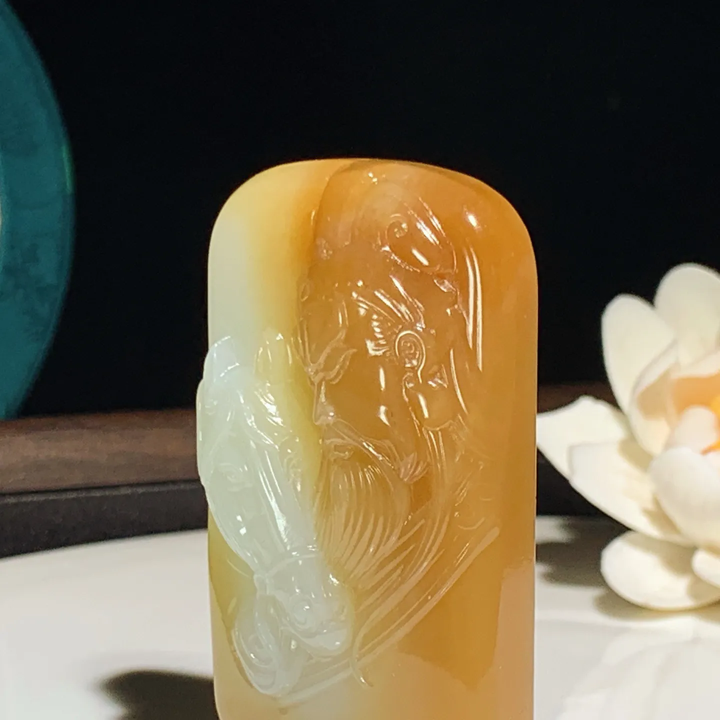 新疆和田玉且末糖武财神关公牌子挂件 尺寸63/35/13重61克 玉质细腻油润 底色纯净 脂粉好，品质好。lt260114