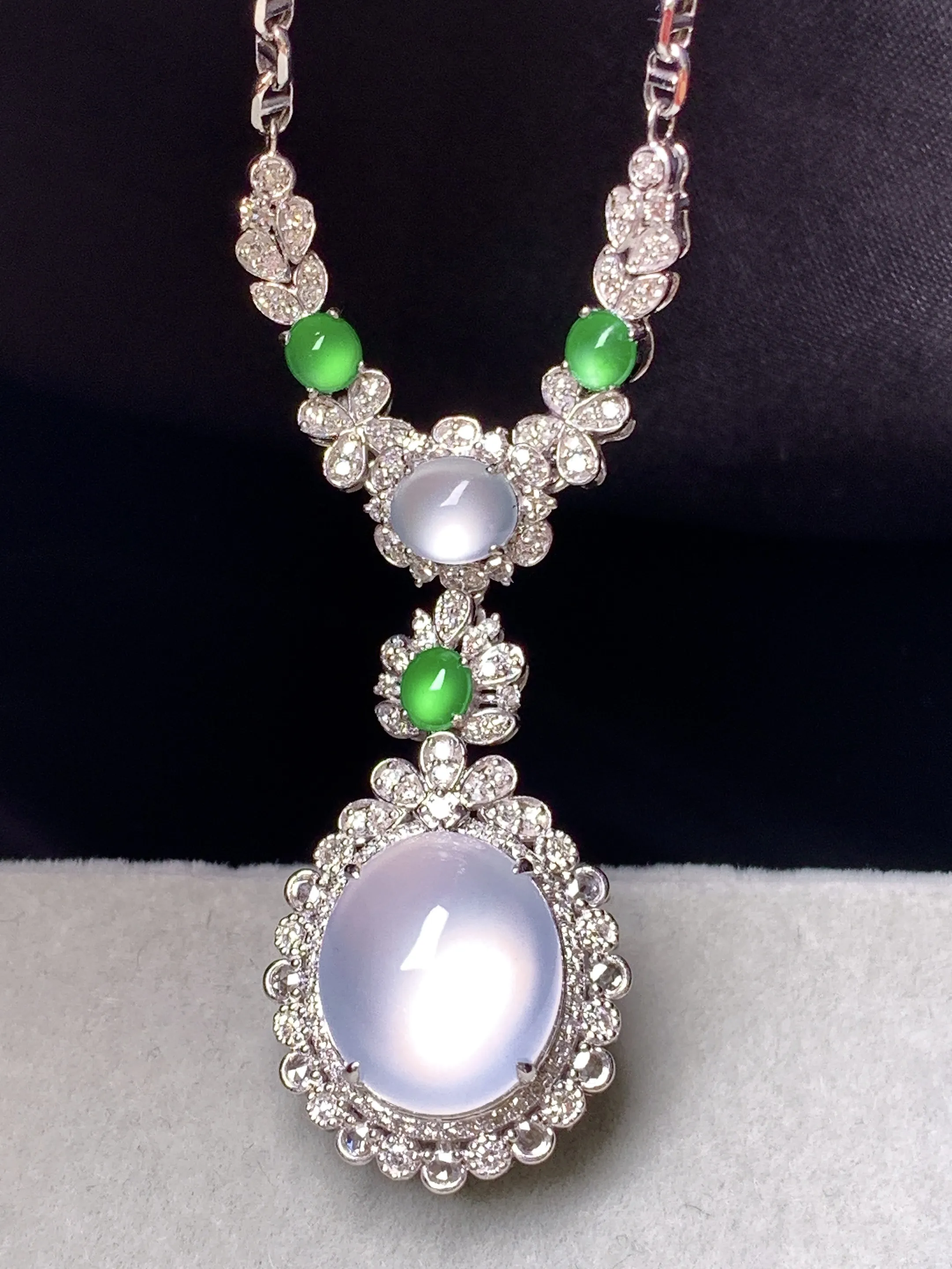 18k金钻镶嵌冰种蛋面锁骨项链 玉质细腻 色泽艳丽清新 整体尺寸49*16.2*12.6