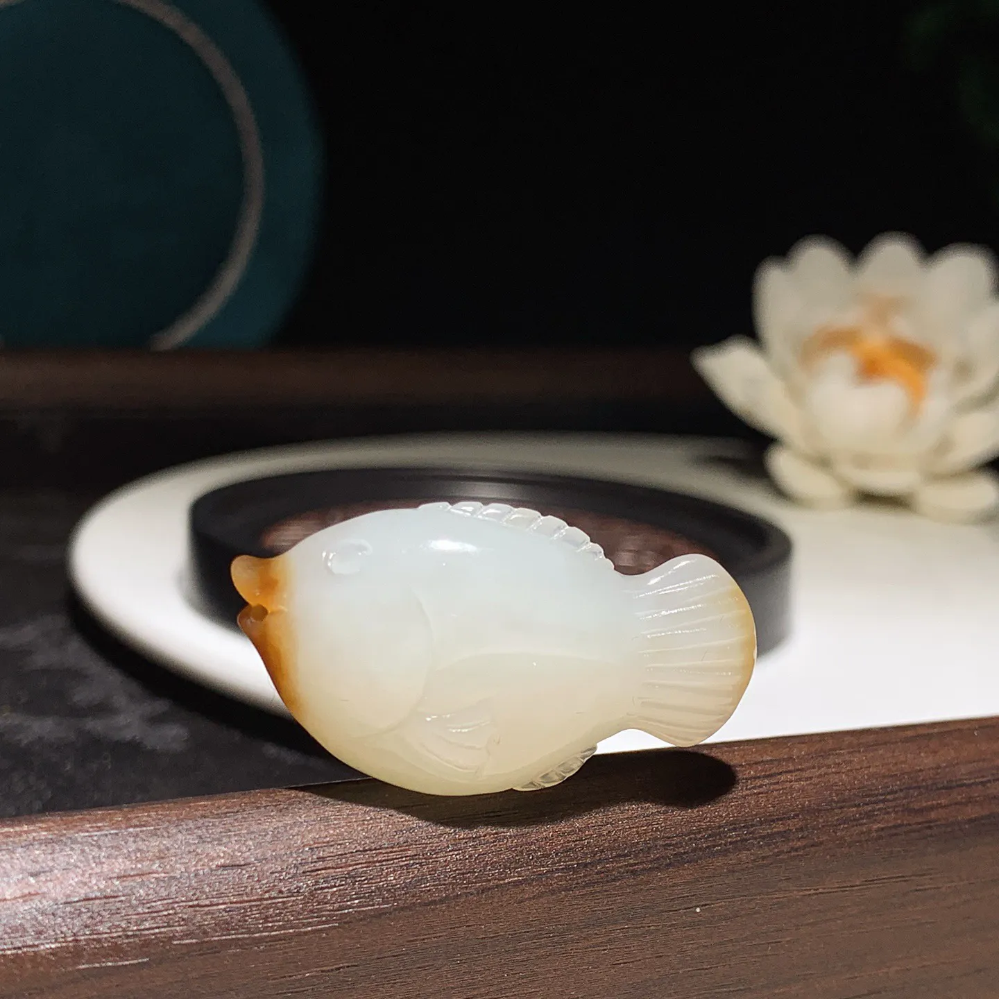 新疆和田玉且末糖年年有余鱼挂件 尺寸36/19/11重9.8克 玉质细腻油润 底色纯净 脂粉好，品质好。lt260114