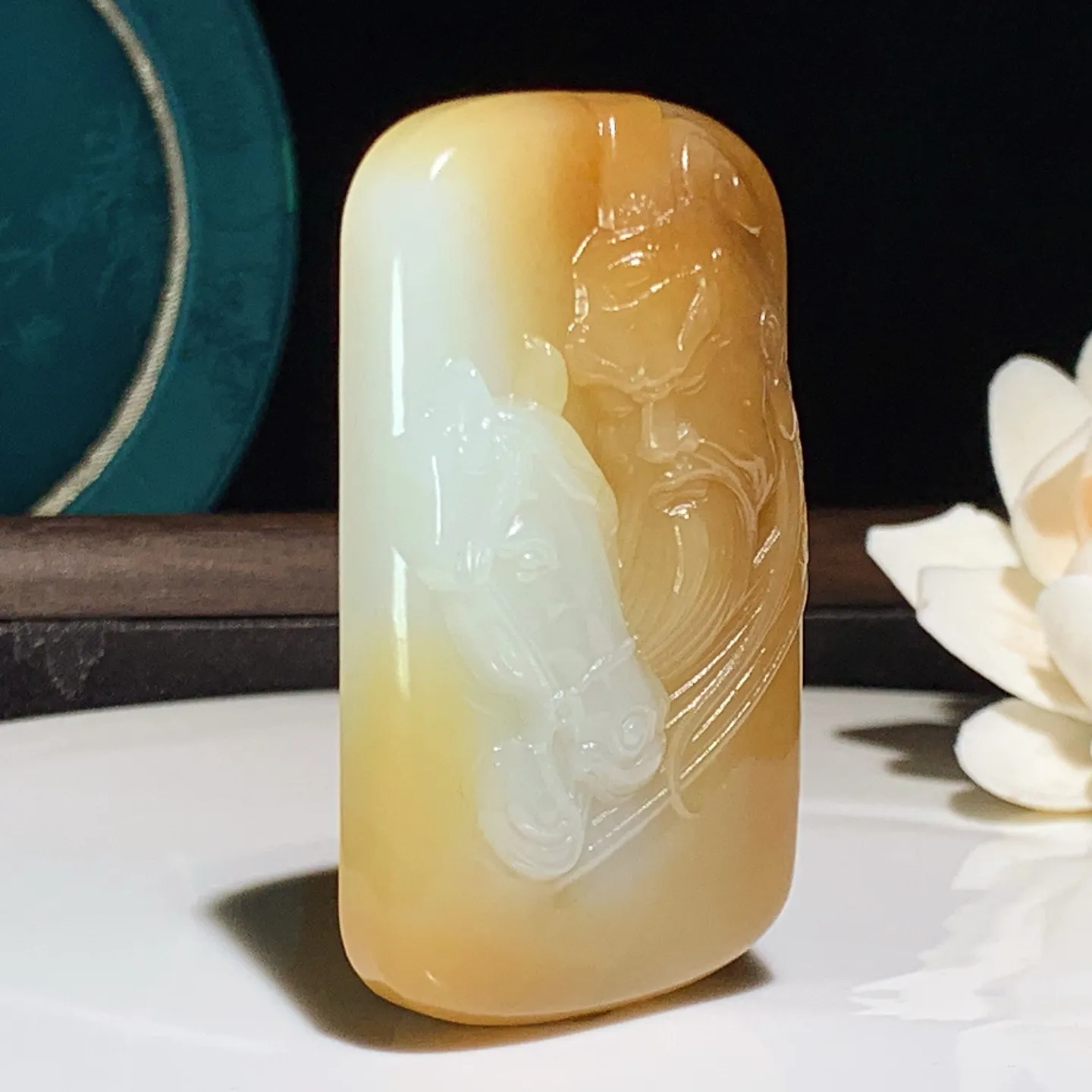 新疆和田玉且末糖武财神关公牌子挂件 尺寸63/35/13重61克 玉质细腻油润 底色纯净 脂粉好，品